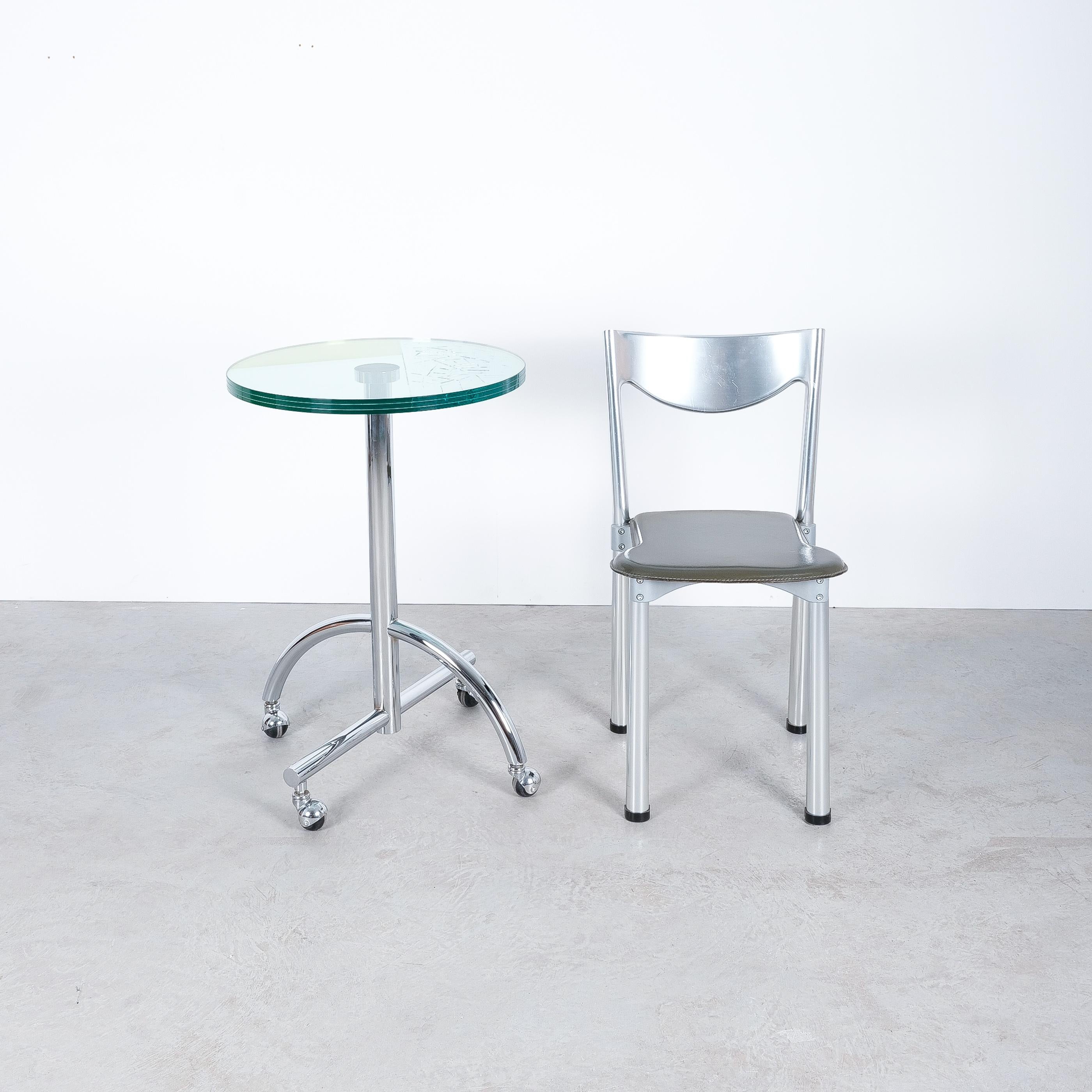 Métal Table Memphis de Shiro Kuramata, table à roulettes chromée en verre Sally, 1987 en vente