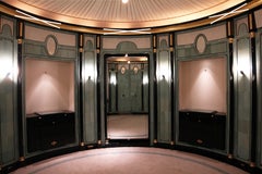 Runder Raum mit Chagrin-Tapete