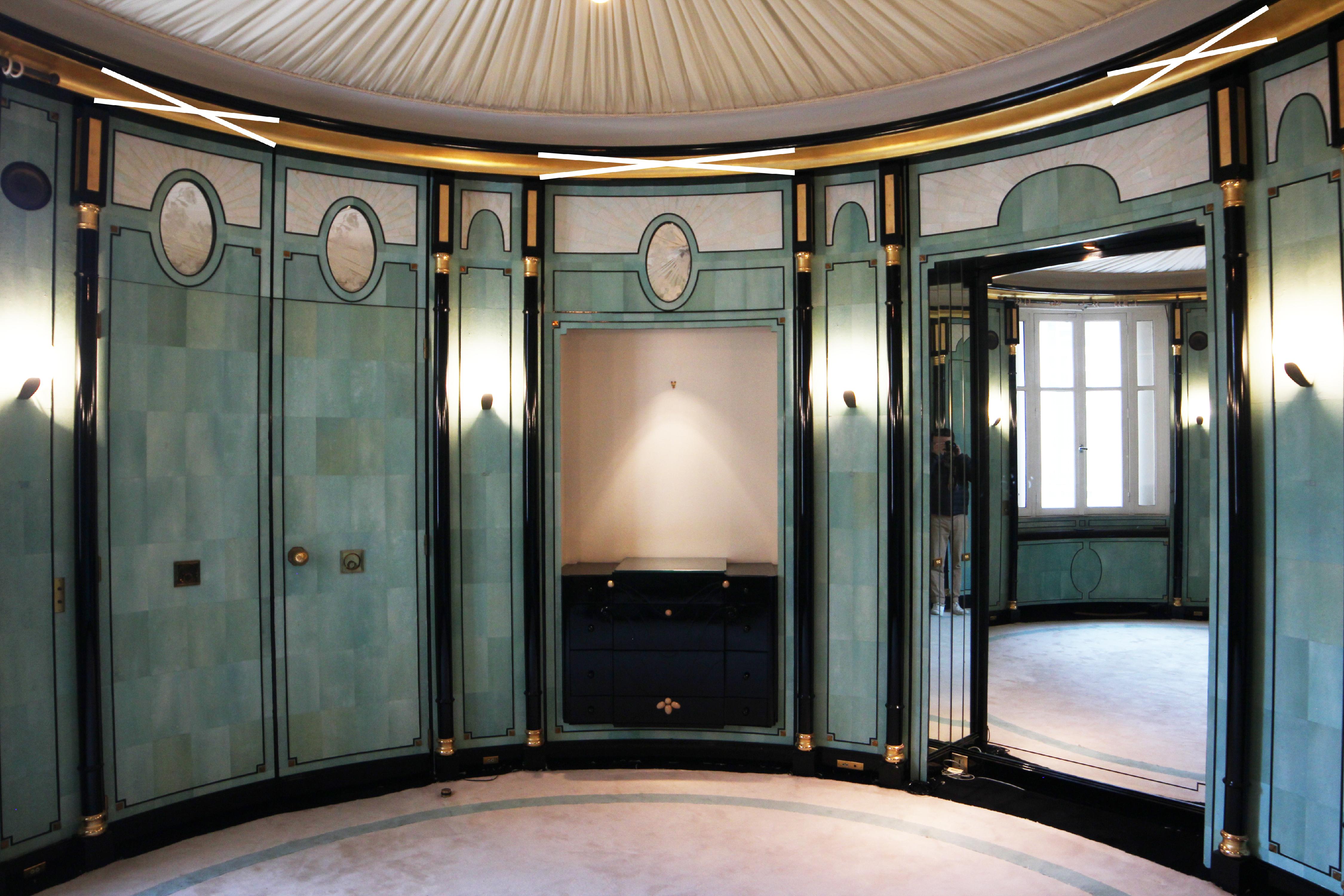 Art Deco Round Room with Shagreen Wallpaper For Sale