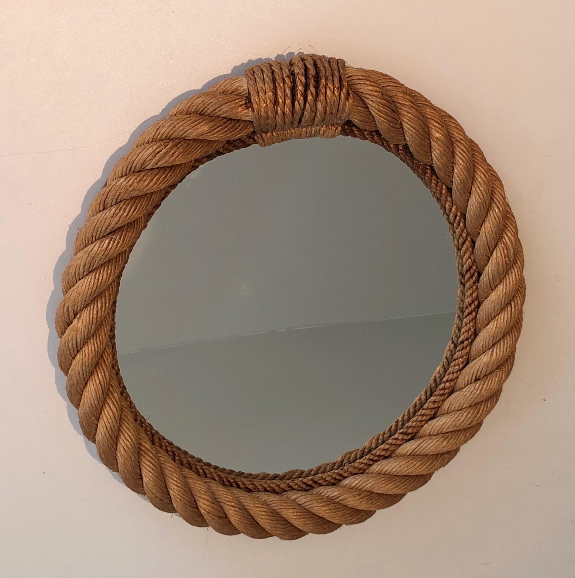 Ce miroir rond est fabriqué en corde. Il s'agit d'un travail français  dans le style d'Adrien Audoux et de Frida Minet. Circa 1970