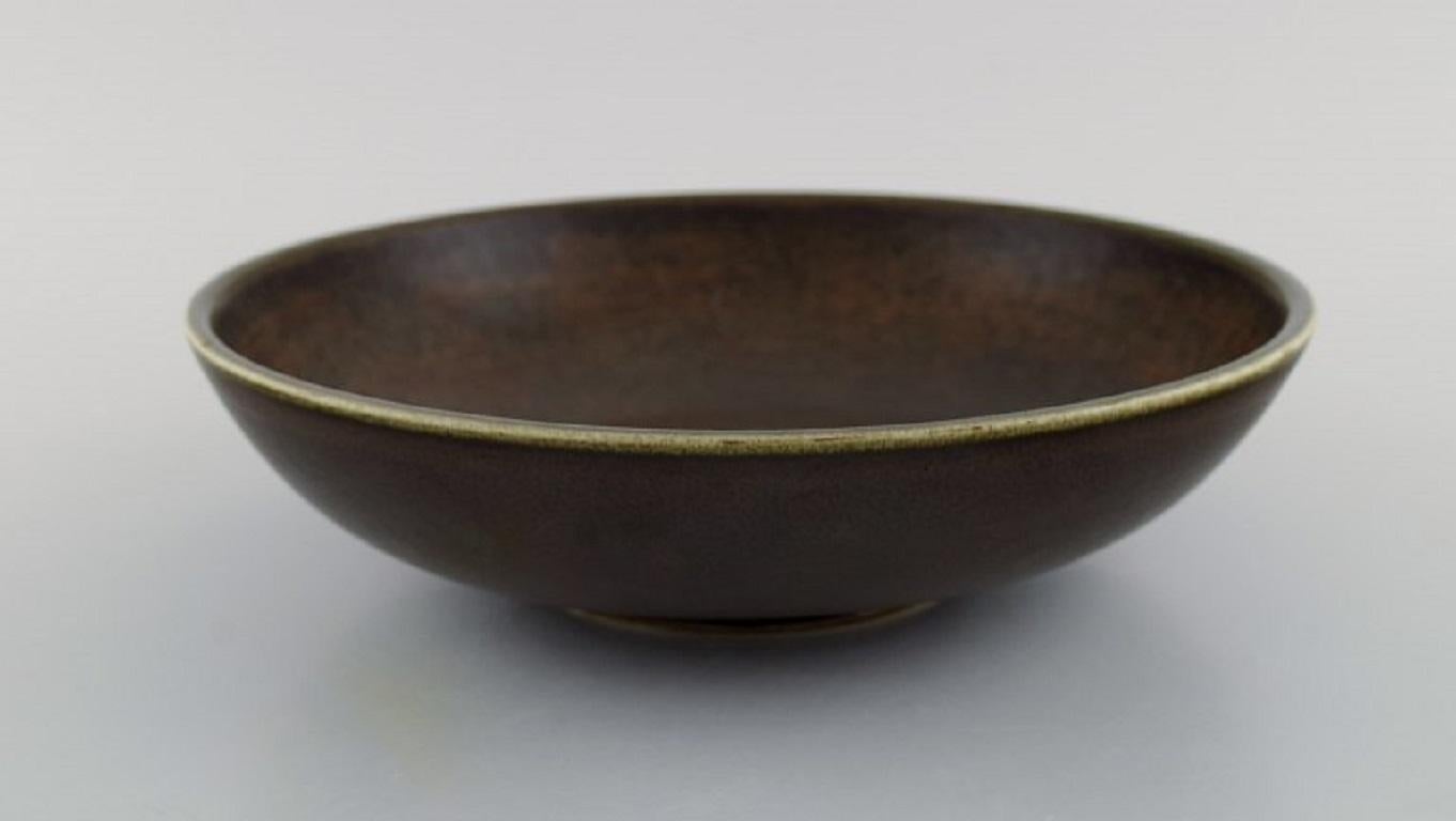 Round Rörstrand bowl in glazed ceramics. Beautiful glaze in brown shades. Mid-20th century.
Measures: 25 x 6.5 cm.
In excellent condition.
Signed.
1st factory quality.