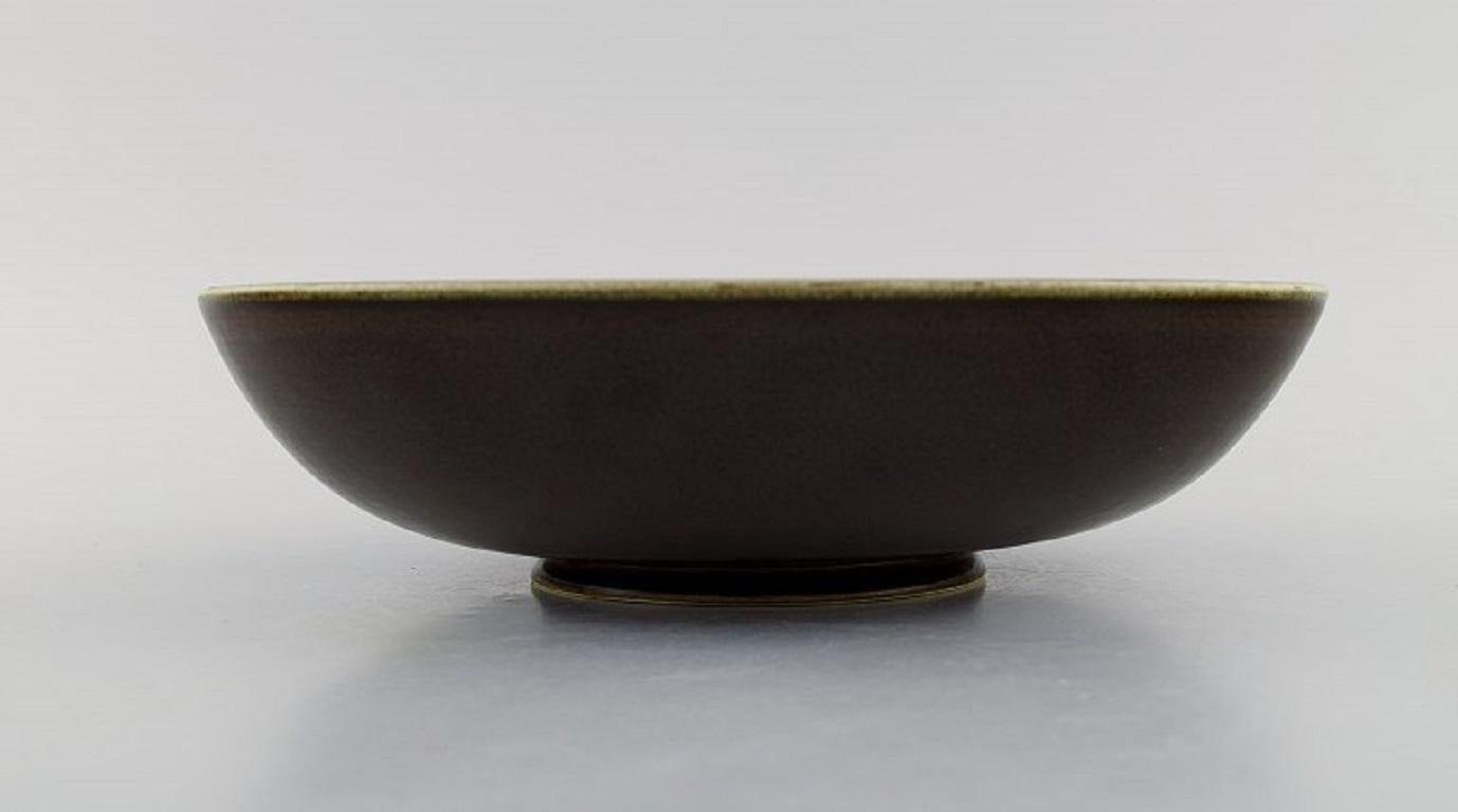Runde runde Rrstrand-Schale aus glasierter Keramik, Mitte des 20. Jahrhunderts (Skandinavische Moderne) im Angebot