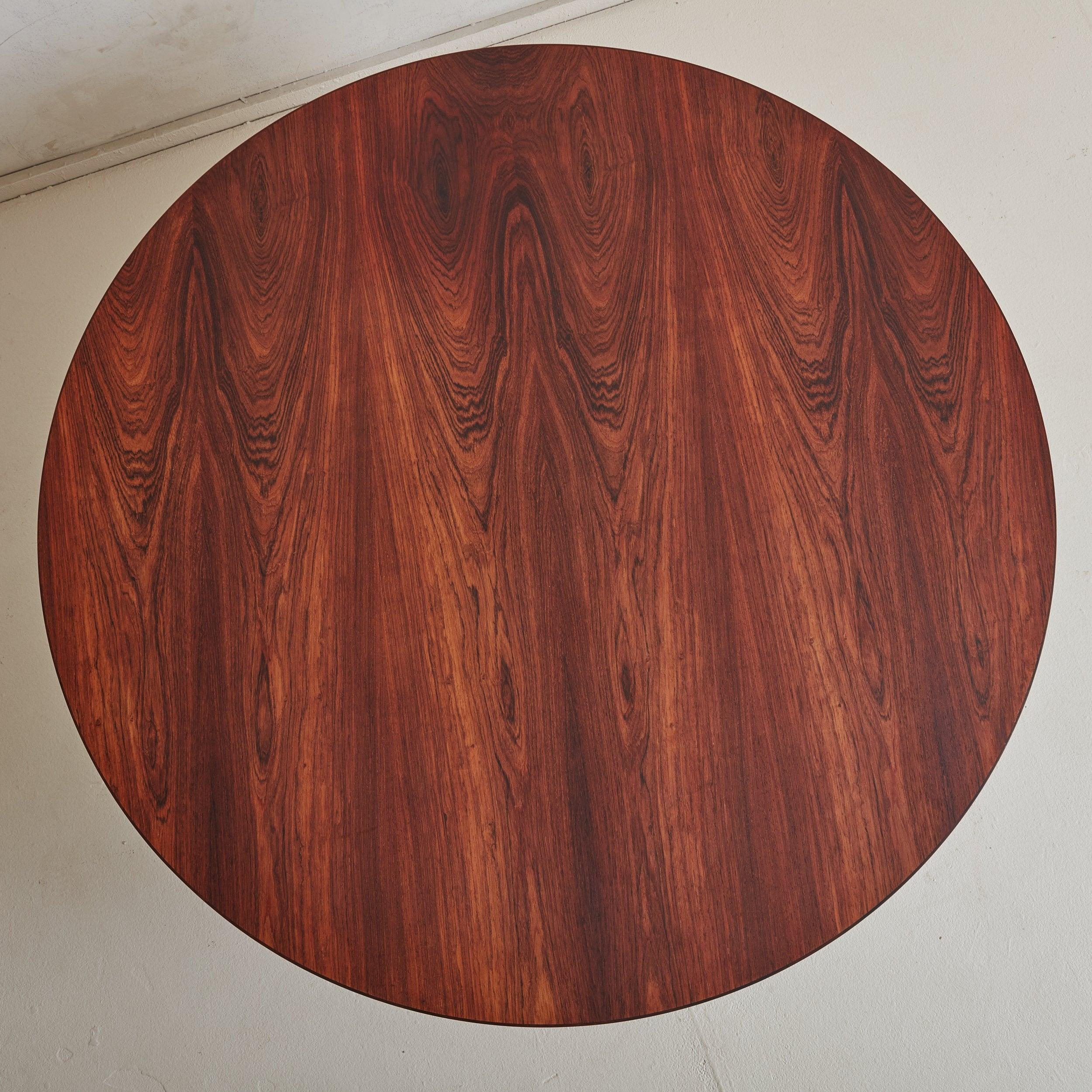 Tavolino rotondo in legno di palissandro di stile danese moderno, disegnato da Arne Jacobsen per Fritz Hansen negli anni Sessanta. Questo raro tavolino da caffè presenta uno splendido piano in palissandro a grana ondulata in una ricca tonalità di