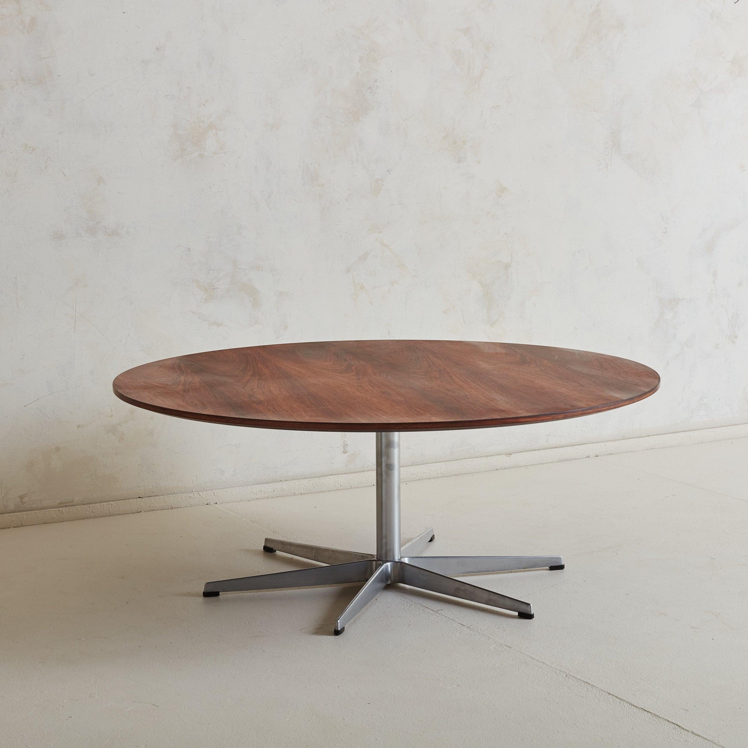 Scandinavo moderno Tavolino rotondo in palissandro + base in alluminio di Arne Jacobsen per Fritz Hansen in vendita