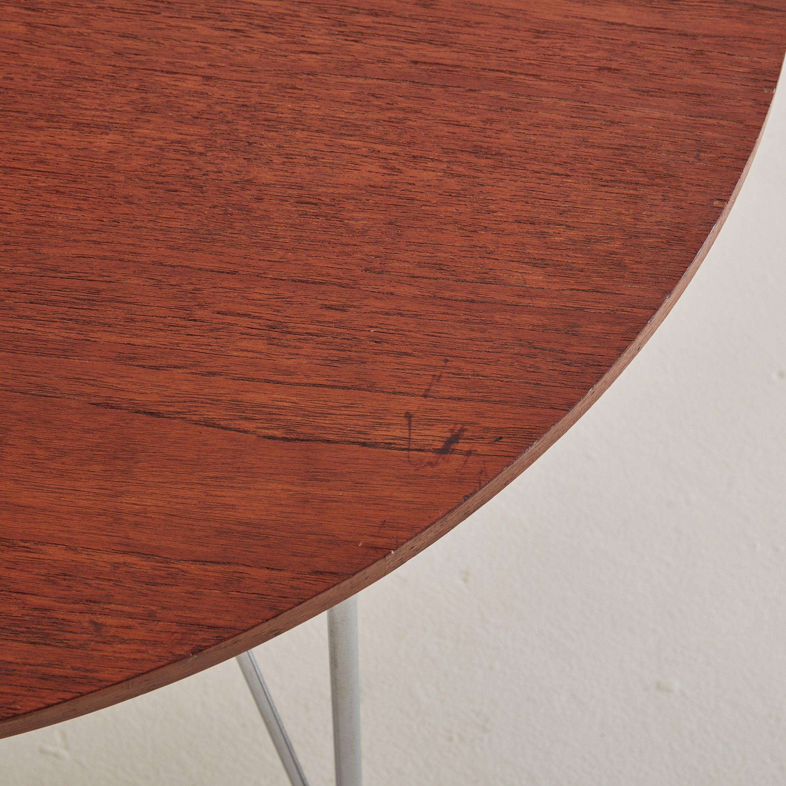 Round Rosewood Coffee Table with Hairpin Legs, Denmark 1960s In Good Condition For Sale In Chicago, IL