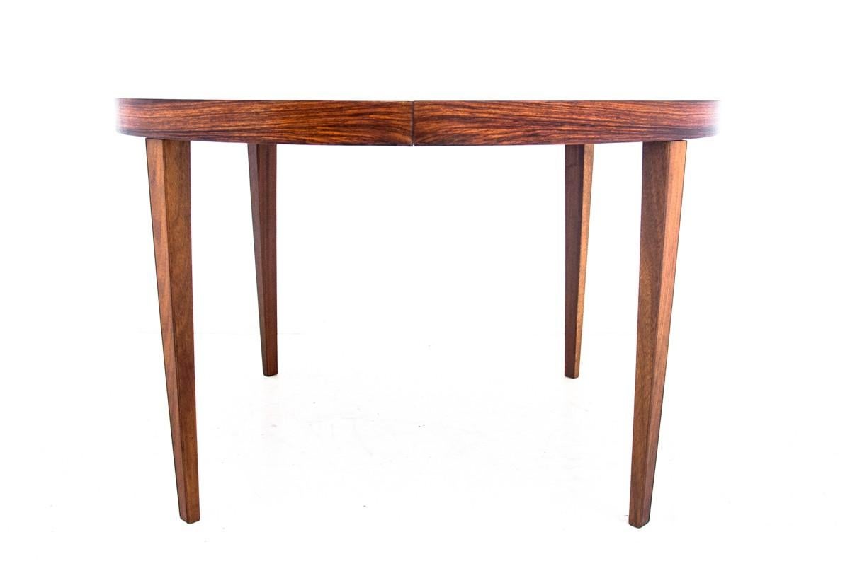 Scandinavian Modern Round rosewood dining table, Danish design, 1960s For Sale