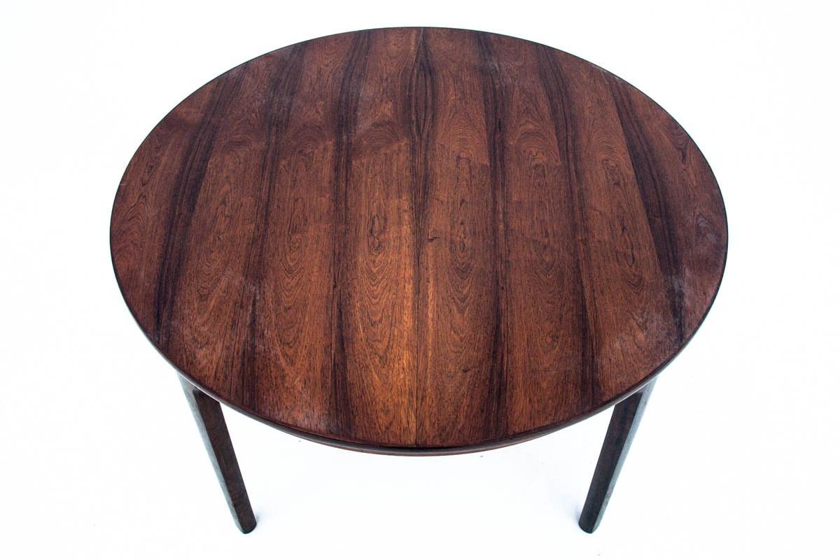 Dining table from the 1960s
Made of rosewood wood.
After renovation. 
Excellent condition. 
Possibility to unfold up to 194 cm
Dimensions: height 73 cm / diameter 123 cm.