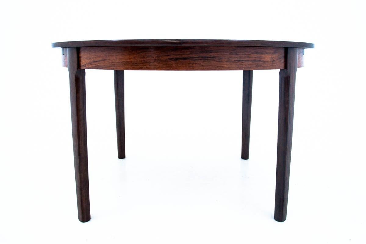 Scandinave moderne Table de salle à manger ronde en bois de rose, Danemark, années 1960 en vente