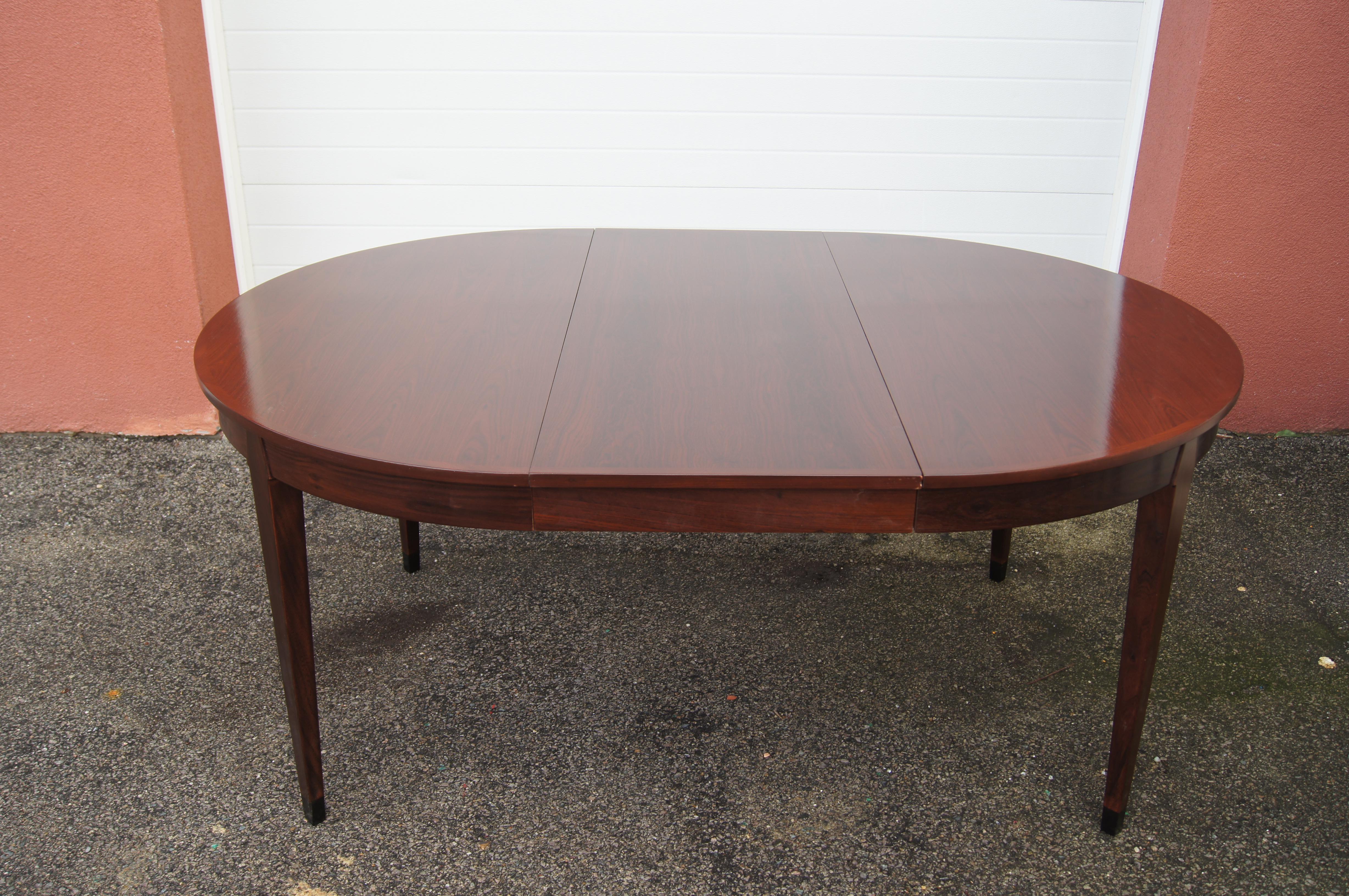 Round Rosewood Dining Table with Extension by Arne Vodder In Good Condition For Sale In Dorchester, MA