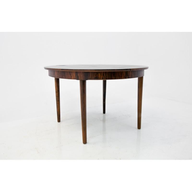 A round table from Denmark, was produced in the 1960s.
Dark rosewood preserved in very good condition.
The table can be extended to a total length of 169cm.