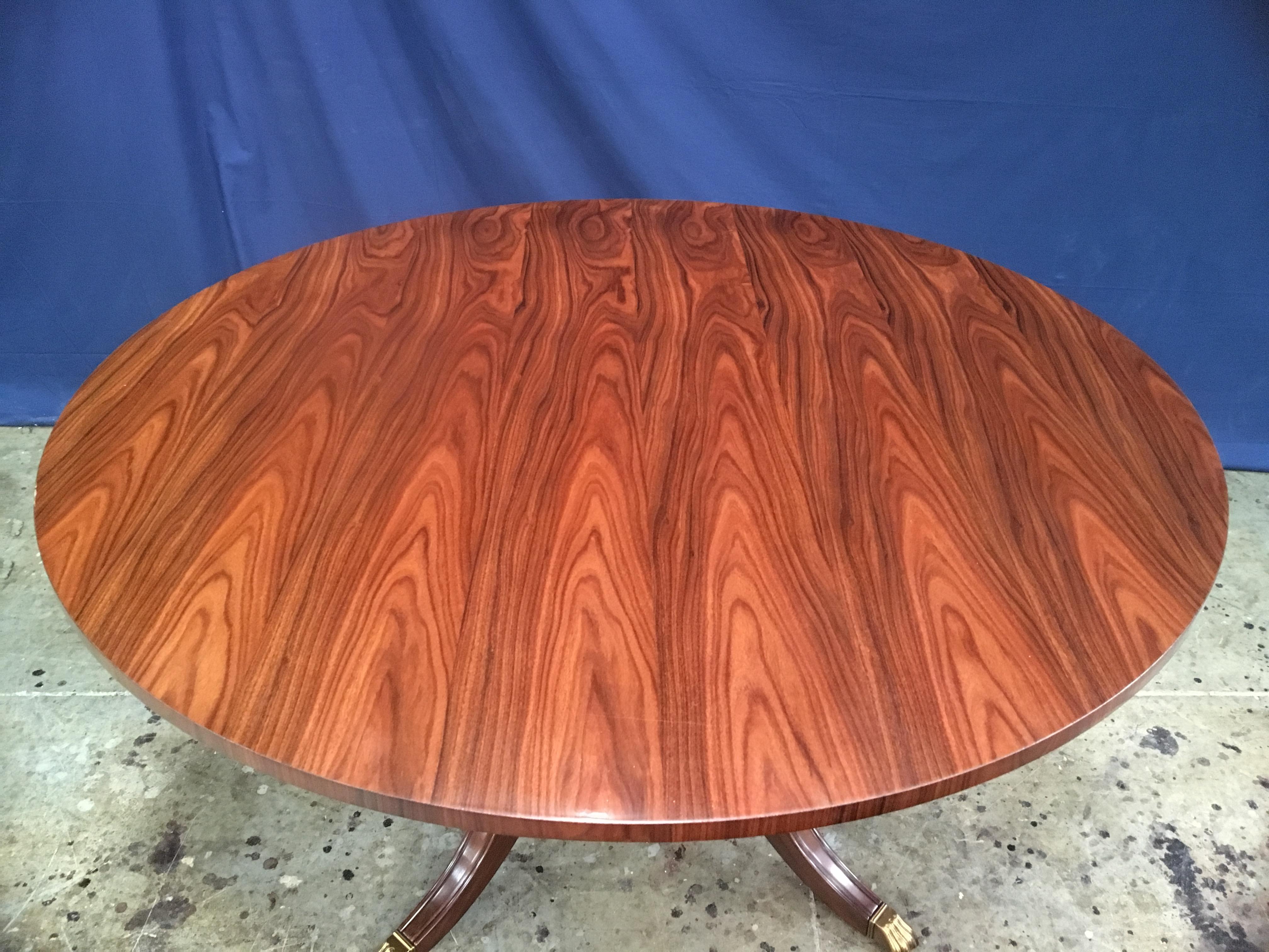 Américain Table de salle à manger ronde à piédestal en bois de rose de style géorgien par Leighton Hall en vente
