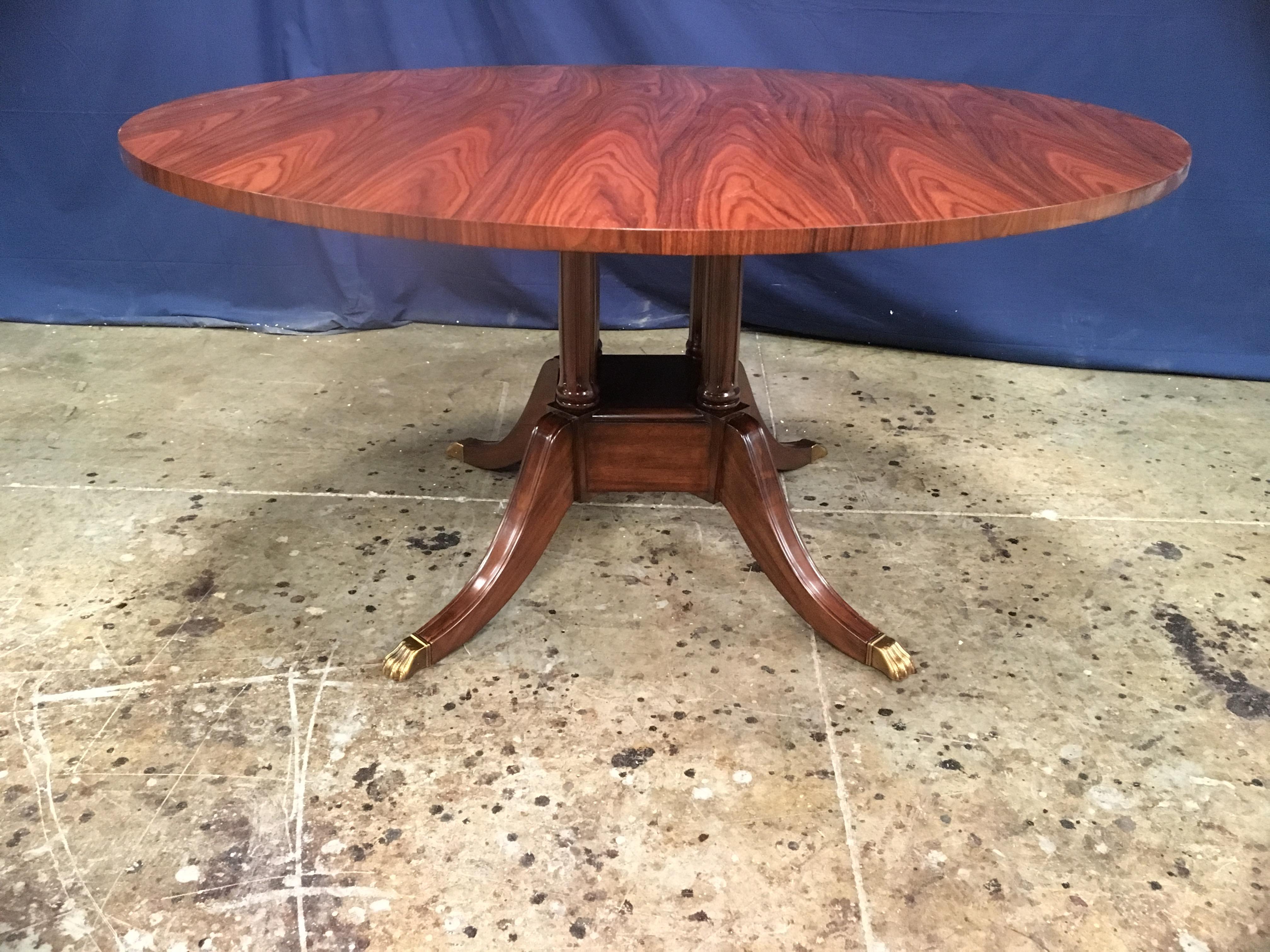 Table de salle à manger ronde à piédestal en bois de rose de style géorgien par Leighton Hall Neuf - En vente à Suwanee, GA