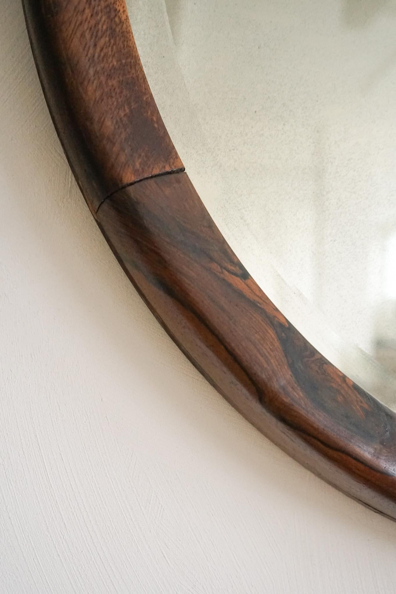 Brasiliano Specchio rotondo in palissandro, design brasiliano del Medioevo, anni '60 in vendita