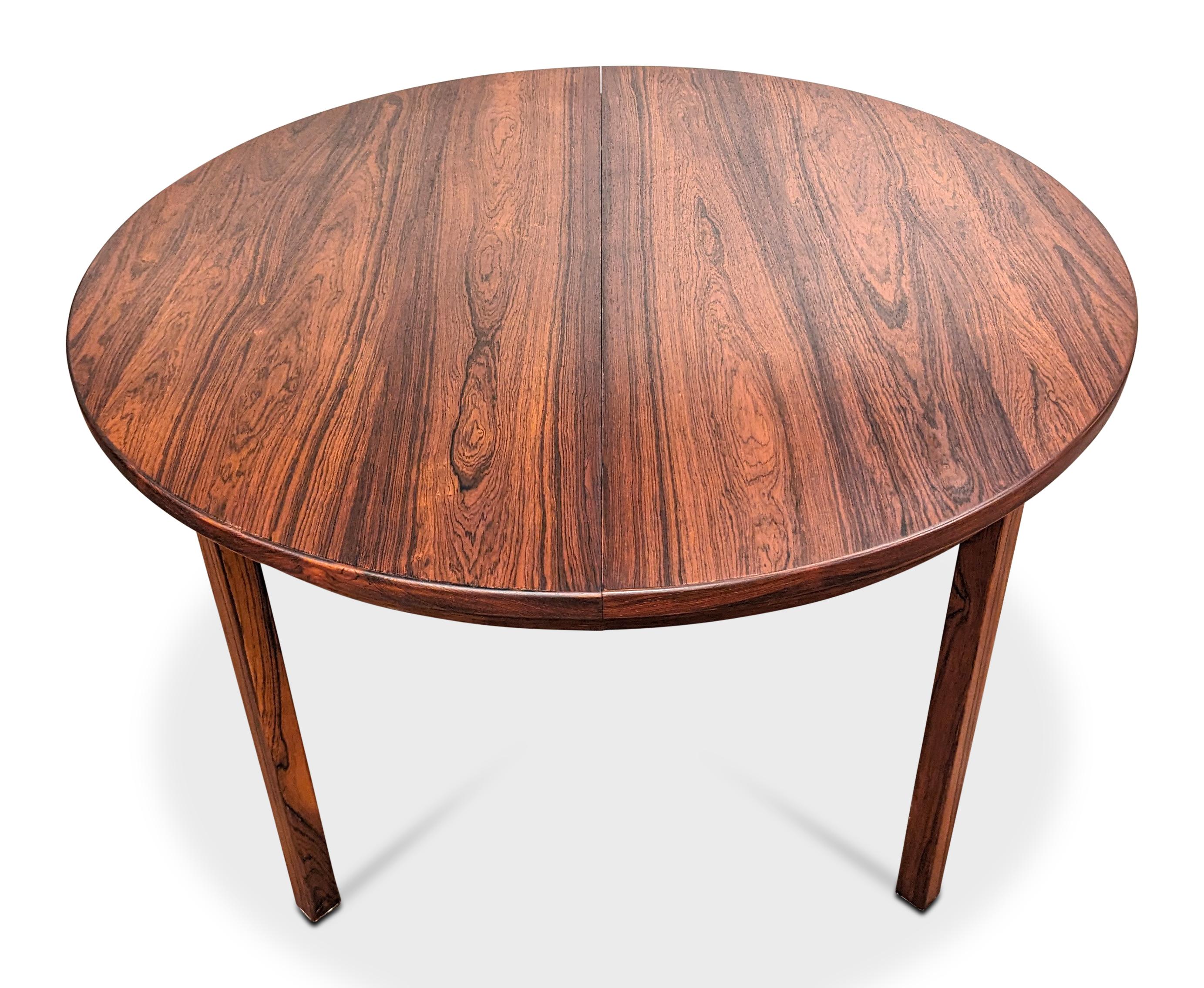 Round Rosewood Table w 2 Butterfly Leaves - 022435 Vintage Danish Modern In Good Condition In Jersey City, NJ