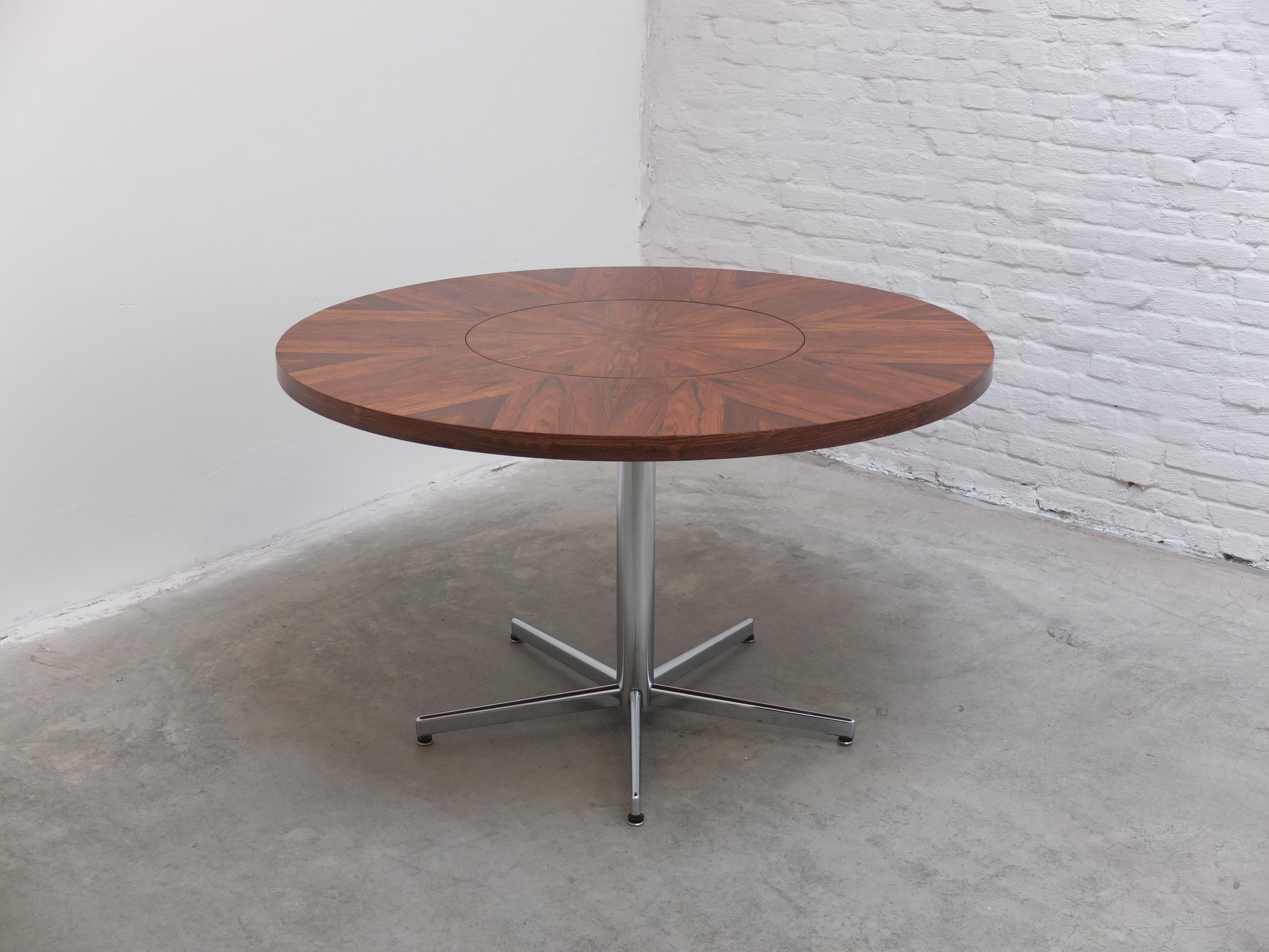 Fantastic round table produced by Emü in Germany during the 1960s. The top is made of Rosewood with a very decorative woodgrain and also features a rotating center. Beneath we find a beautiful chromed steel 5-star pedestal base which adds a