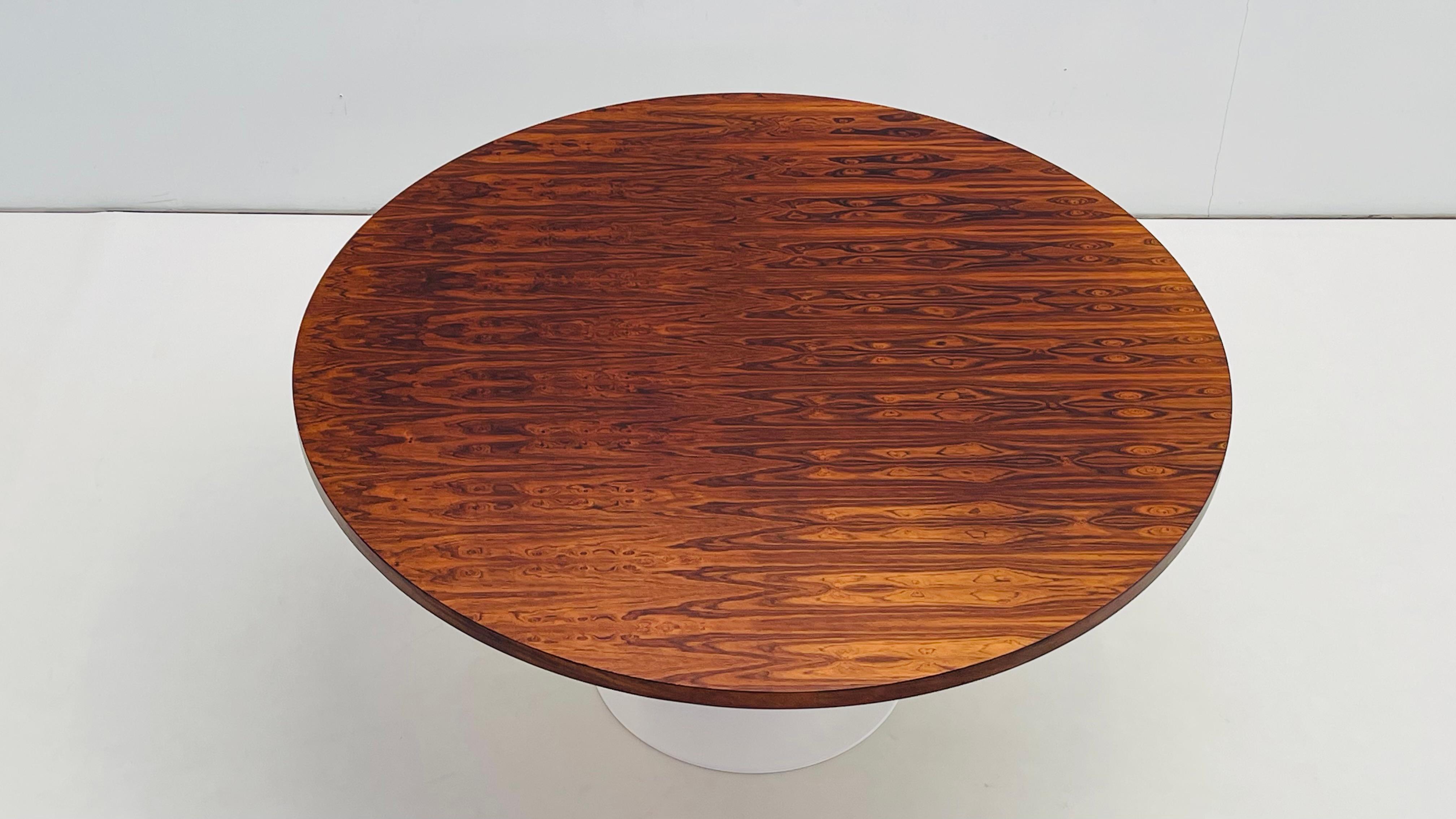 Dieser runde Tisch für 6 bis 8 Personen ist ein wunderschönes handgefertigtes Stück im Stil des Tulip-Tisches von Knoll.

Die Tischplatte wurde professionell neu lackiert und ist in neuwertigem Zustand, bereit für den täglichen Gebrauch. Das