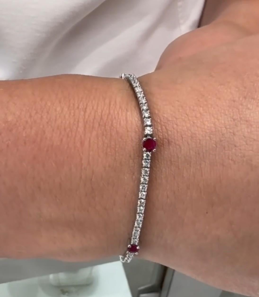 Bracciale tennis con rubini e diamanti rotondi in oro bianco 14 carati in vendita 2