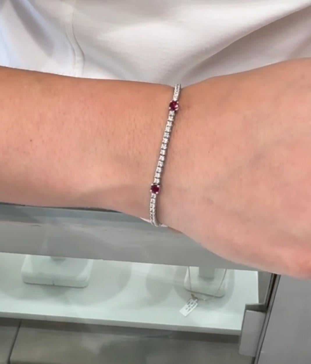 Bracciale tennis con rubini e diamanti rotondi in oro bianco 14 carati in vendita 3