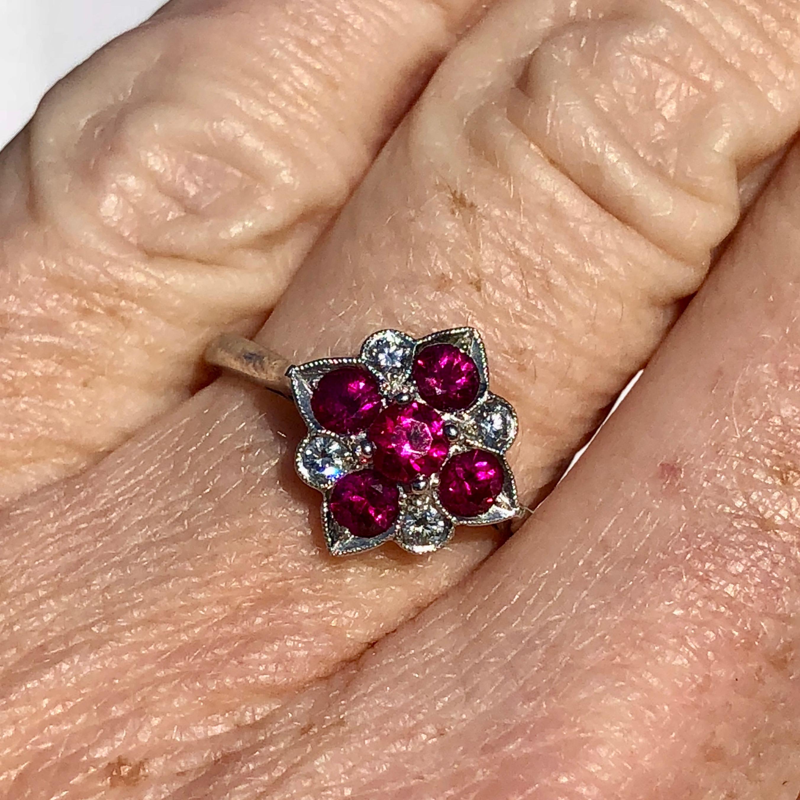 Round Ruby and Diamond Art Deco Style Cocktail Anniversary Ring 18 Karat For Sale 1