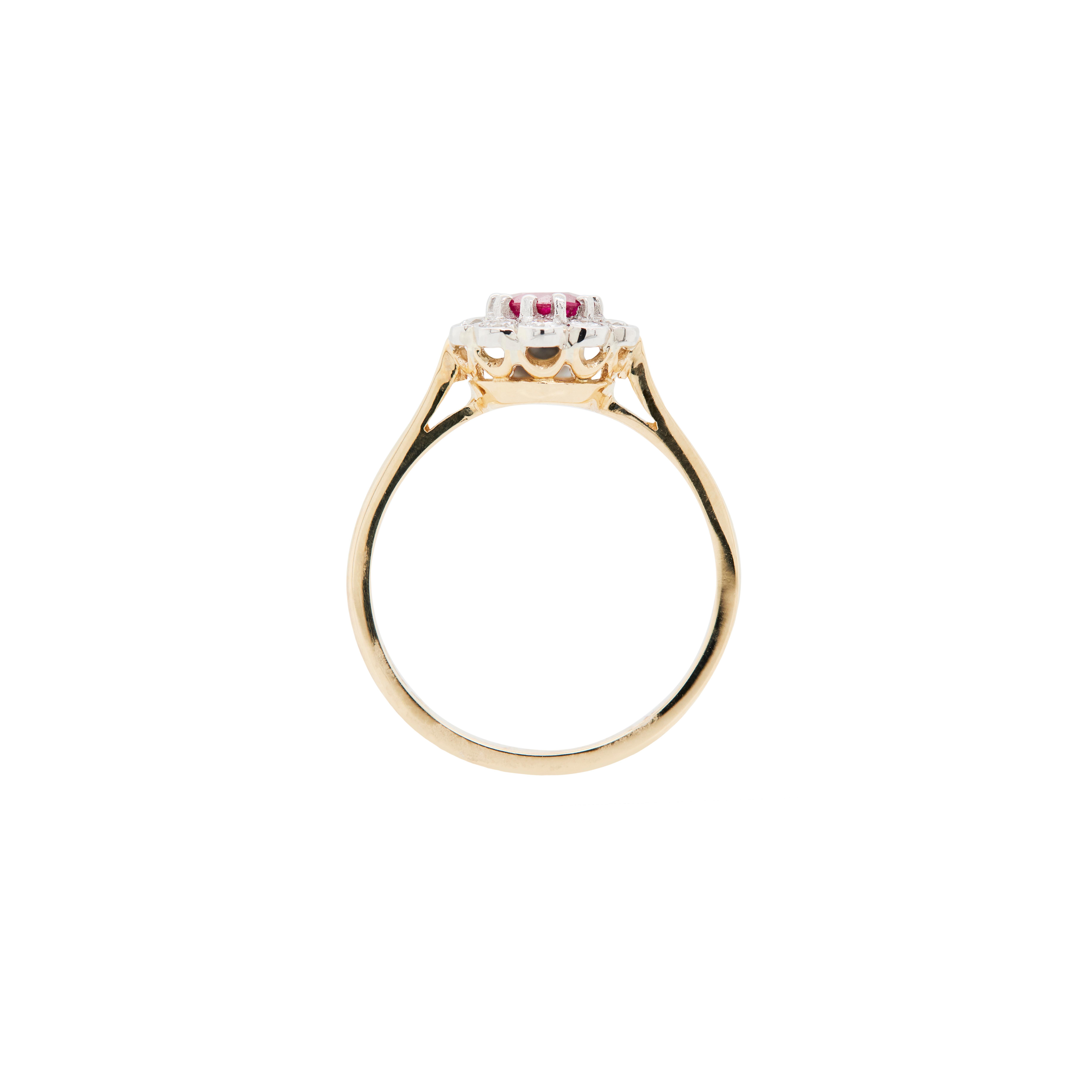 Moderno Anello di fidanzamento con rubino rotondo e diamante aureolato in oro giallo 18 e platino in vendita