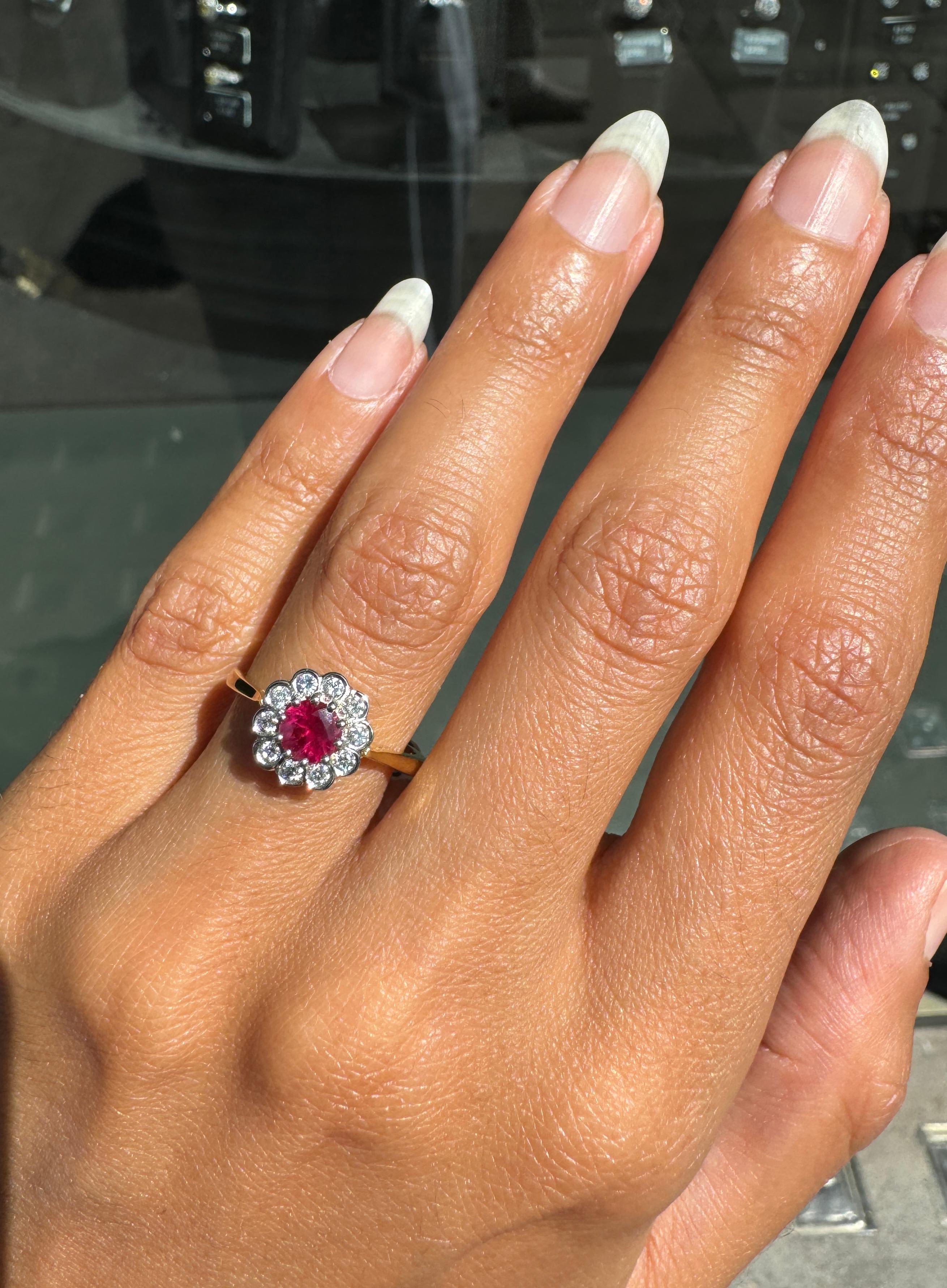 Taglio rotondo Anello di fidanzamento con rubino rotondo e diamante aureolato in oro giallo 18 e platino in vendita