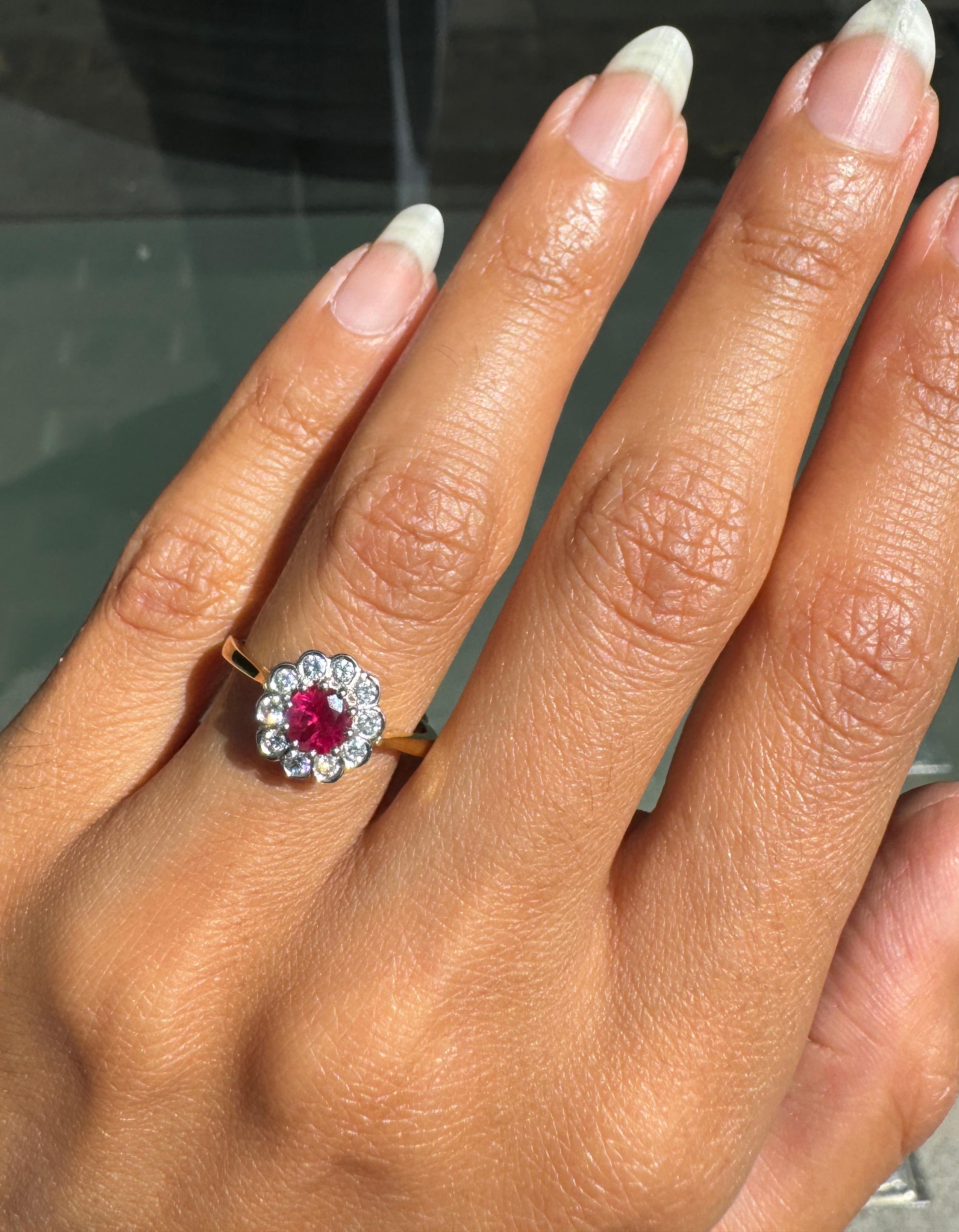 Anello di fidanzamento con rubino rotondo e diamante aureolato in oro giallo 18 e platino In condizioni Nuovo in vendita a London, GB
