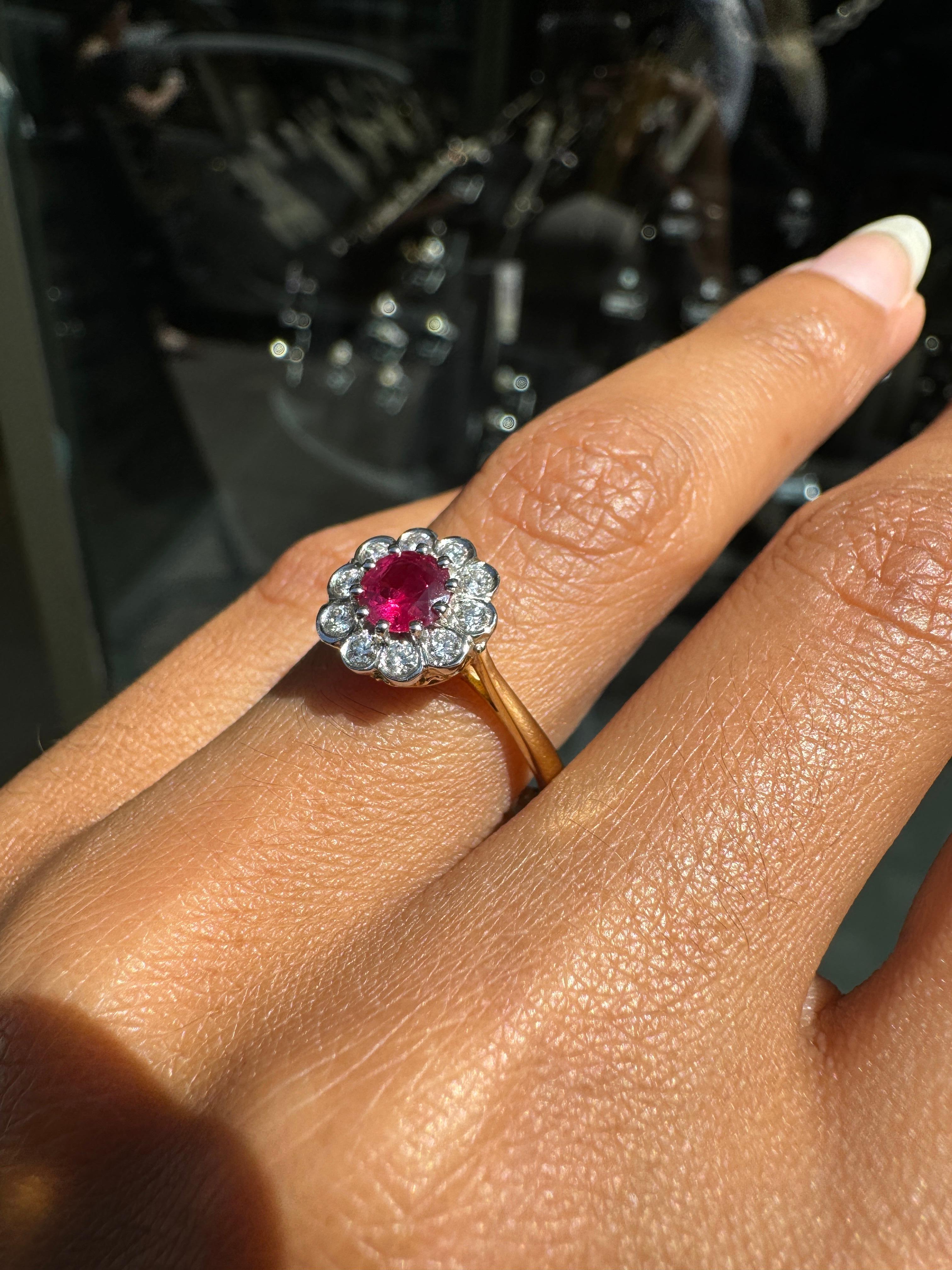 Donna Anello di fidanzamento con rubino rotondo e diamante aureolato in oro giallo 18 e platino in vendita
