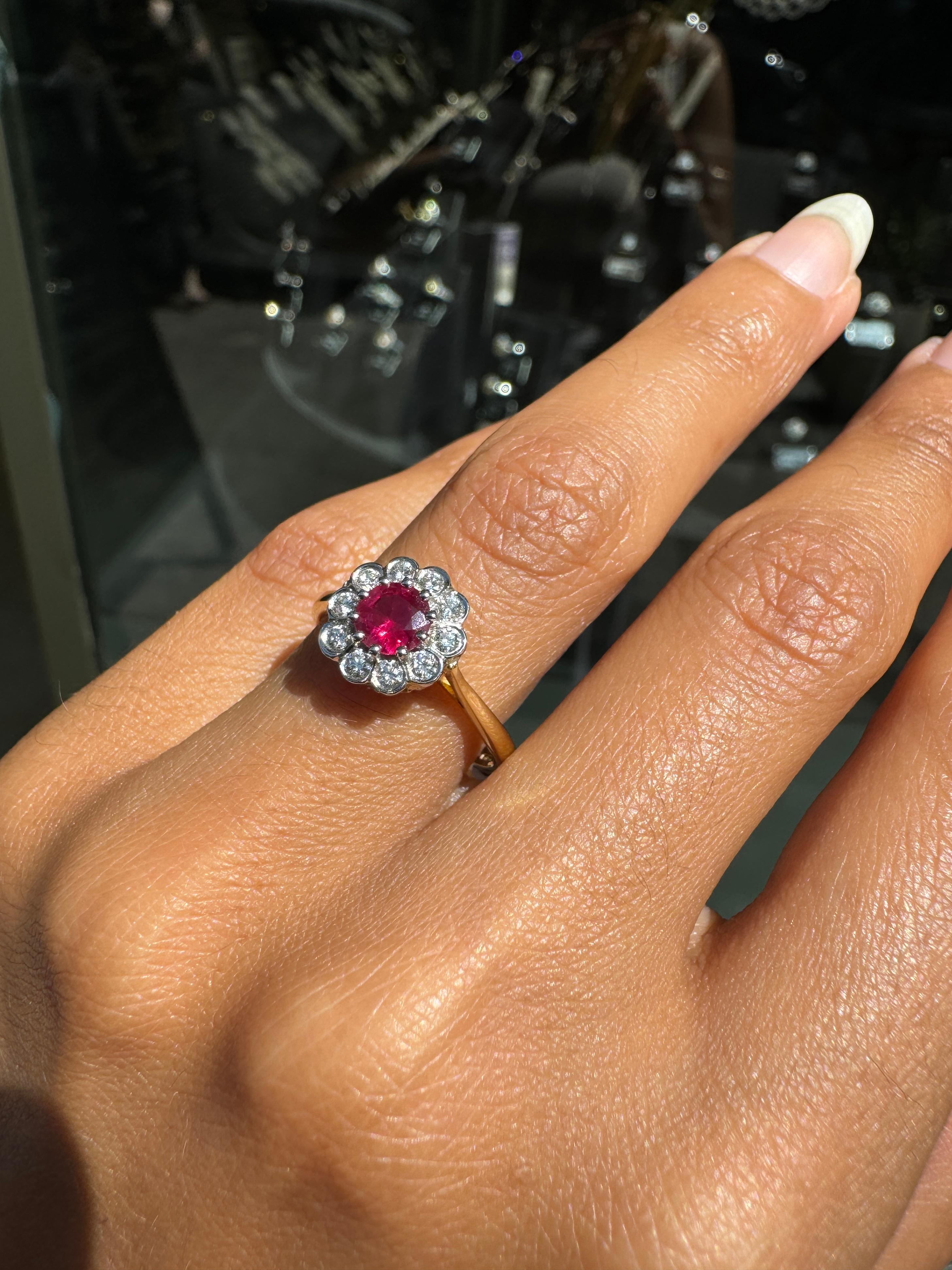 Anello di fidanzamento con rubino rotondo e diamante aureolato in oro giallo 18 e platino in vendita 1
