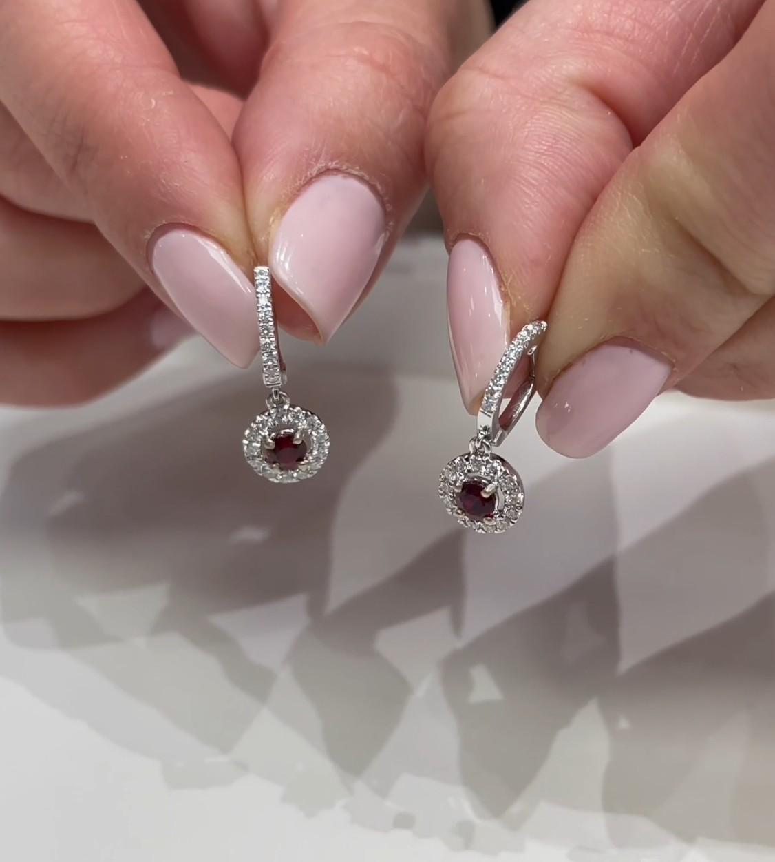 Donna Orecchini a goccia con rubino rotondo e diamanti a raggiera in oro bianco 18 carati in vendita