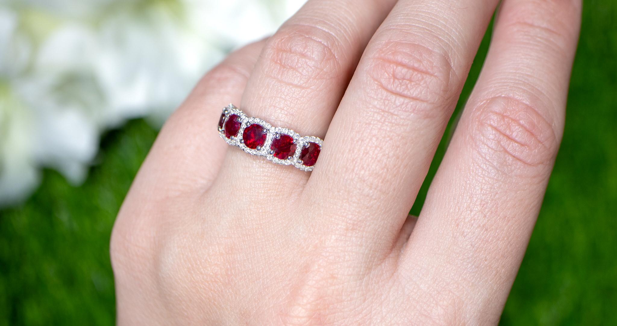 Round Cut Round Ruby Ring With Diamonds 2.46 Carats 18K Gold For Sale