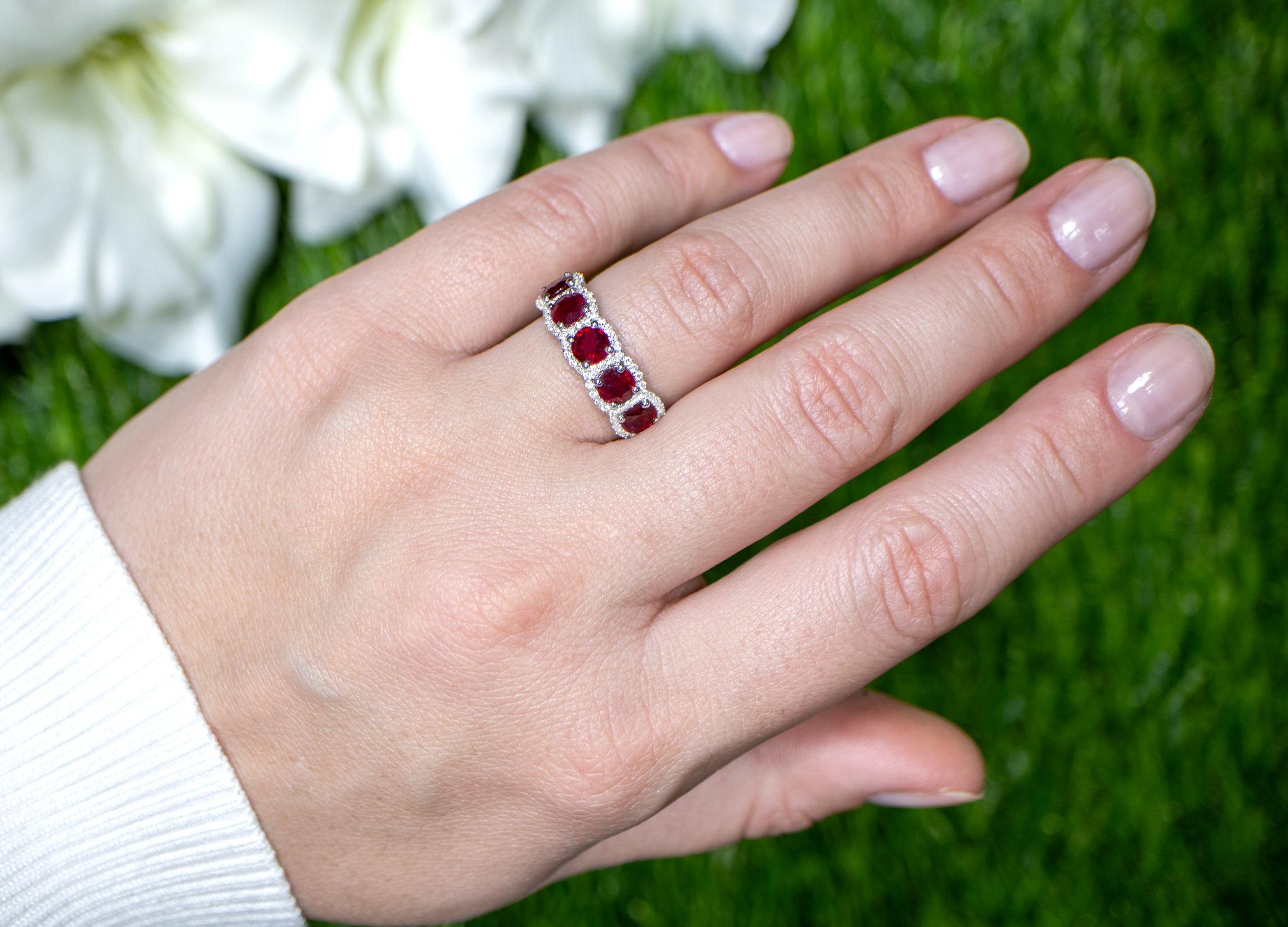 Round Ruby Ring With Diamonds 2.46 Carats 18K Gold In Excellent Condition For Sale In Aliso Viejo, CA