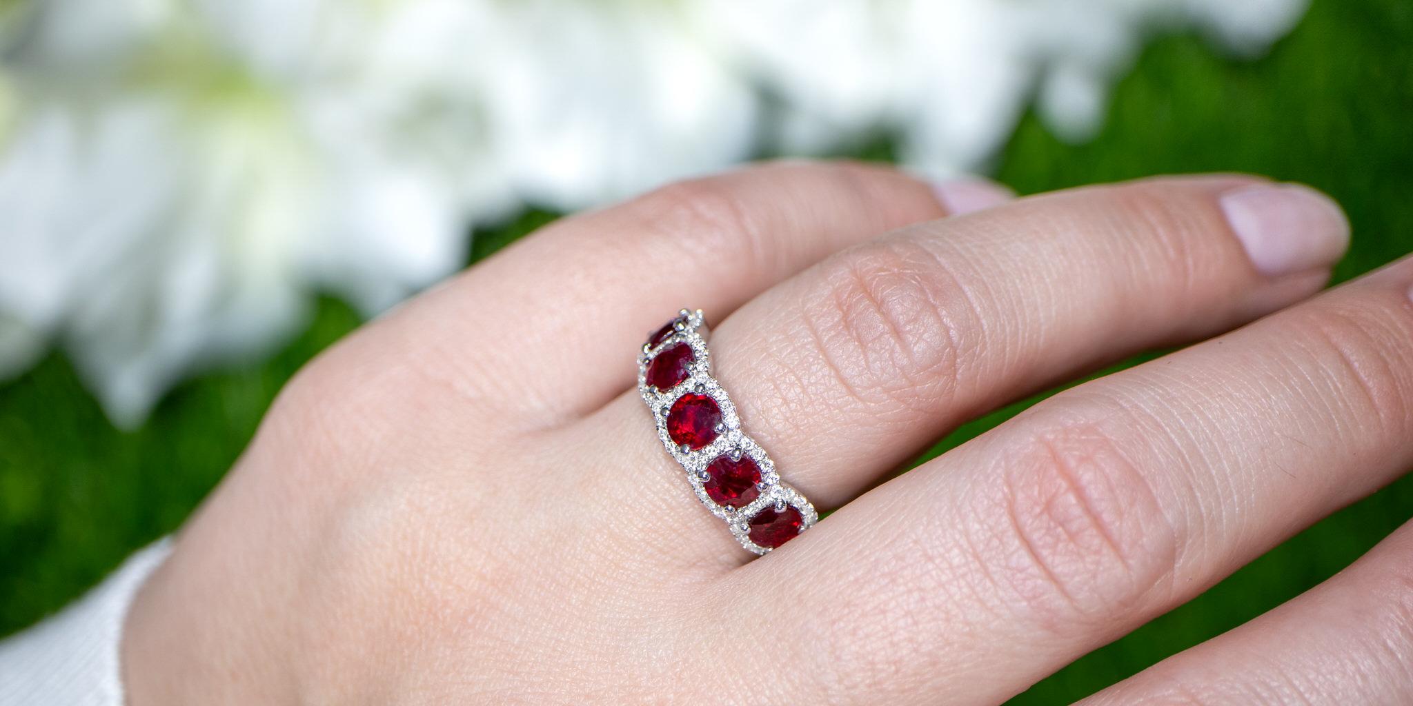 Women's or Men's Round Ruby Ring With Diamonds 2.46 Carats 18K Gold For Sale