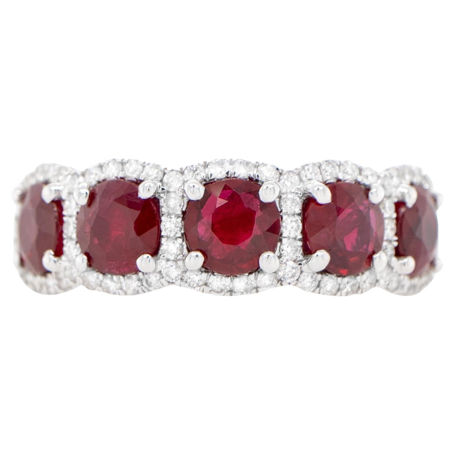 Anillo de rubí redondo con diamantes 2,46 quilates Oro de 18 quilates