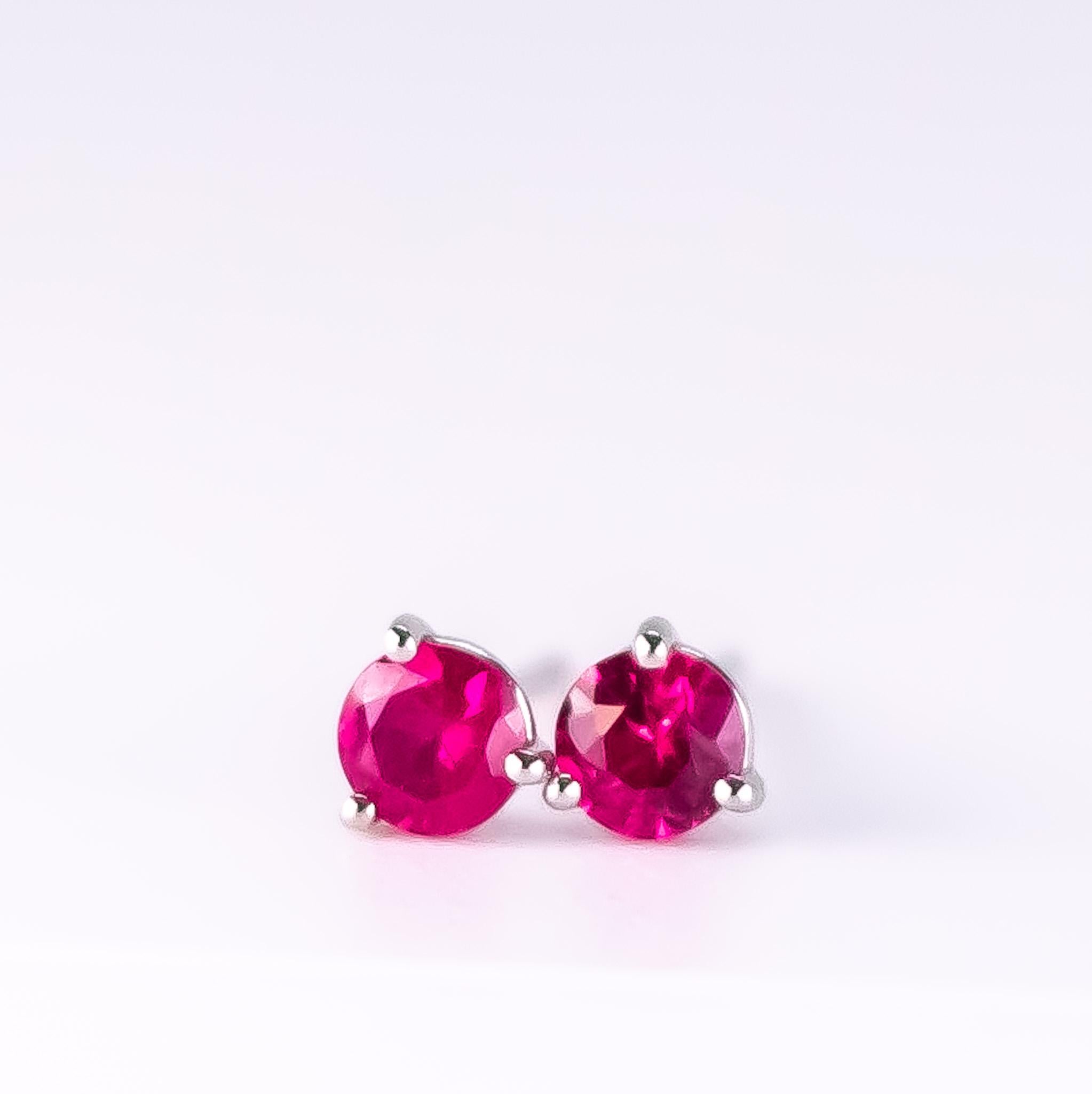 Round Ruby Studs in Platinum In New Condition For Sale In Sai Kung District, HK