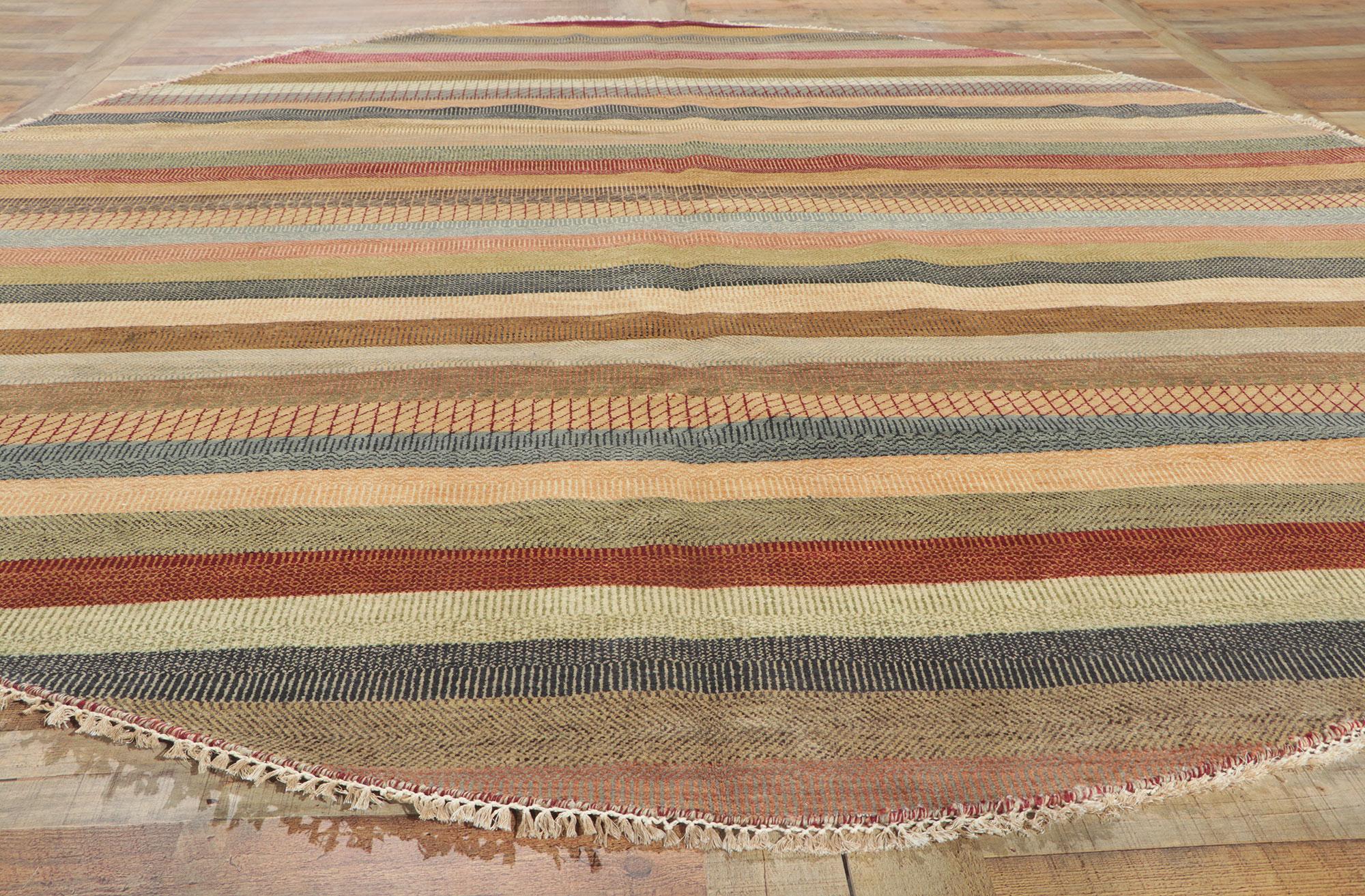 New Contemporary Round Striped Area Rug with Modern Style In New Condition For Sale In Dallas, TX