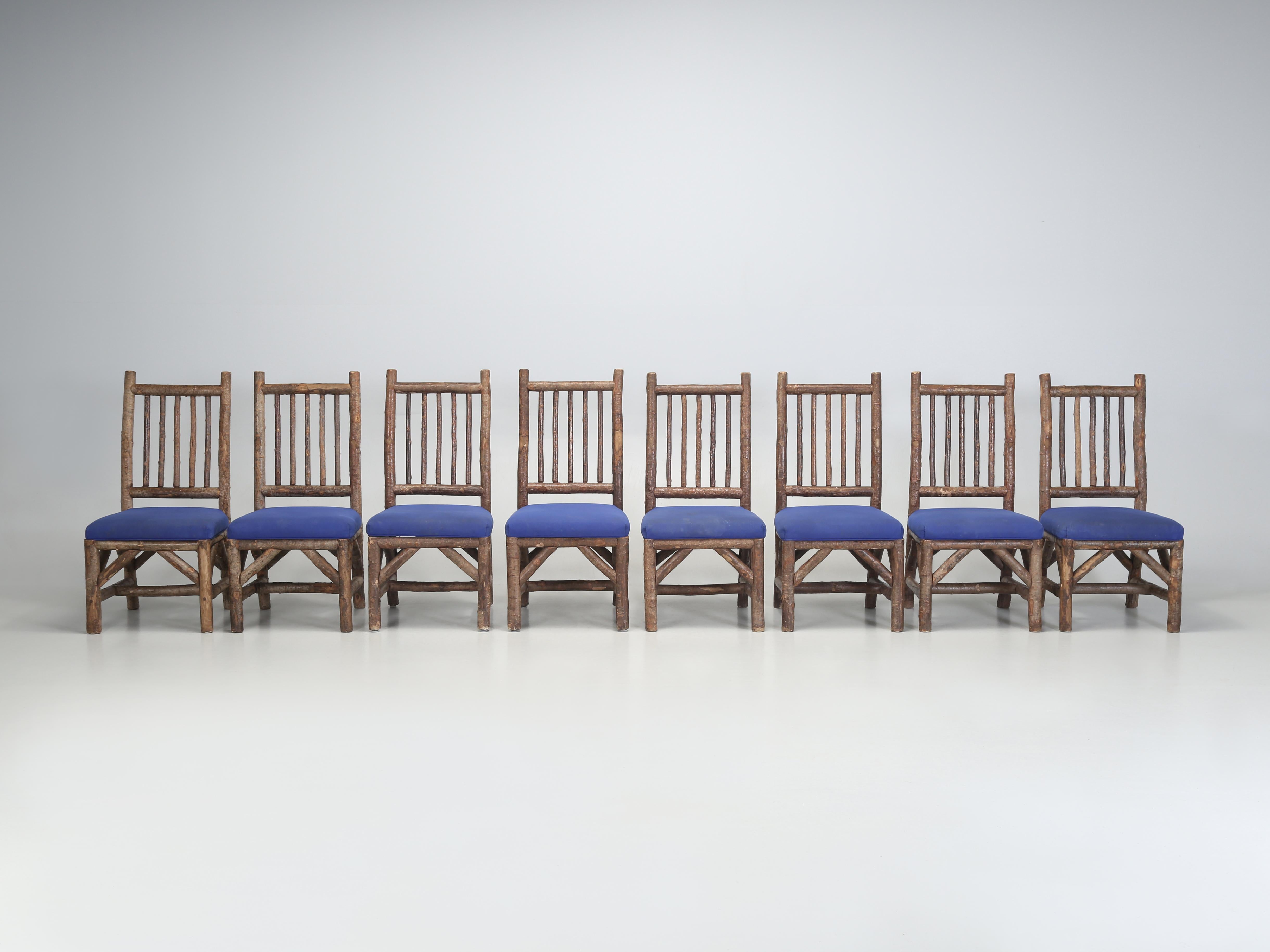 Runder, rustikaler, handgeschnitzter Esstisch aus Eiche (8), passende Stühle, hergestellt in Wisconsin im Angebot 5