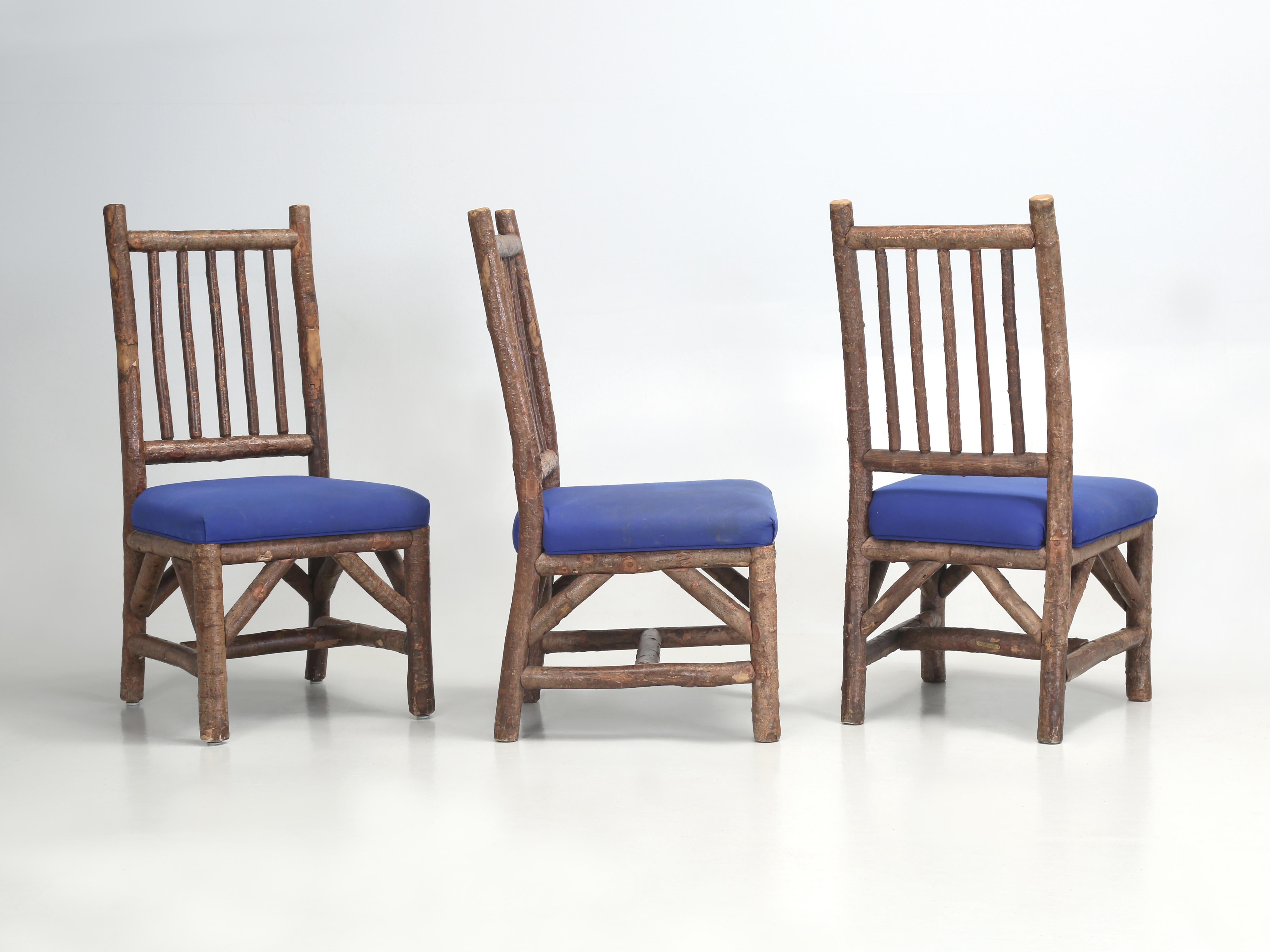 Runder, rustikaler, handgeschnitzter Esstisch aus Eiche (8), passende Stühle, hergestellt in Wisconsin im Angebot 6