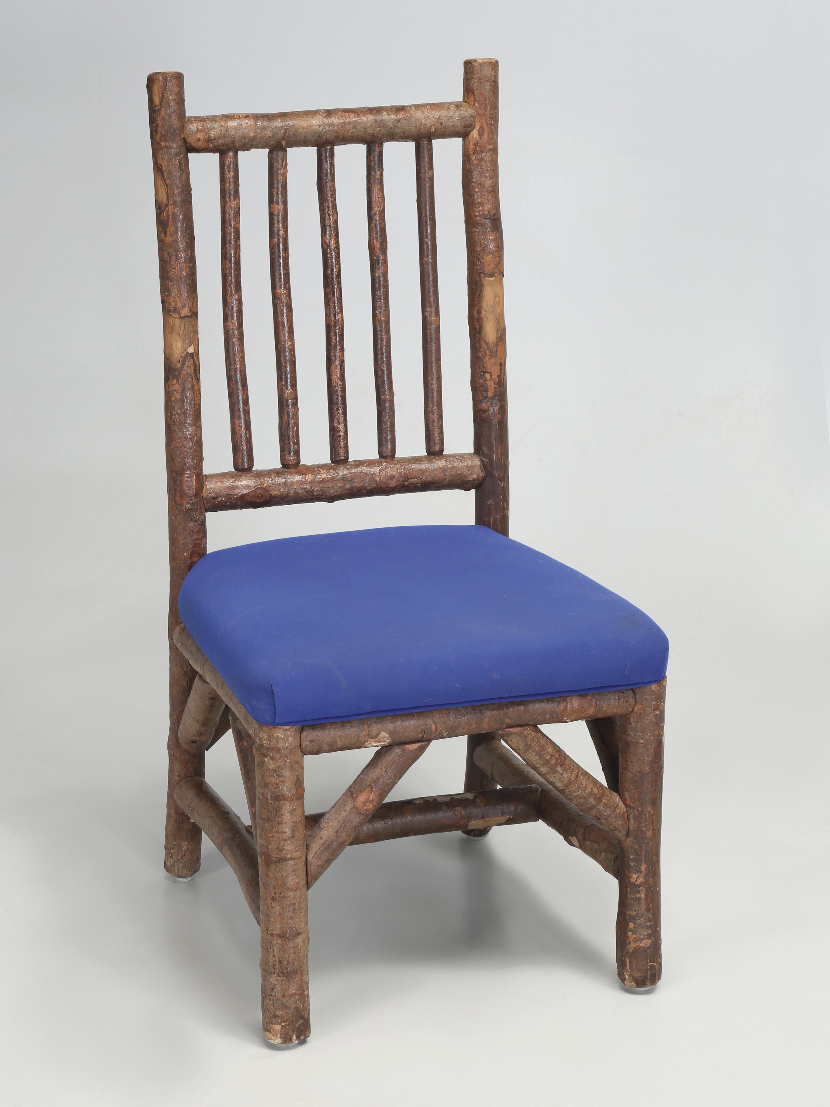 Runder, rustikaler, handgeschnitzter Esstisch aus Eiche (8), passende Stühle, hergestellt in Wisconsin im Angebot 7