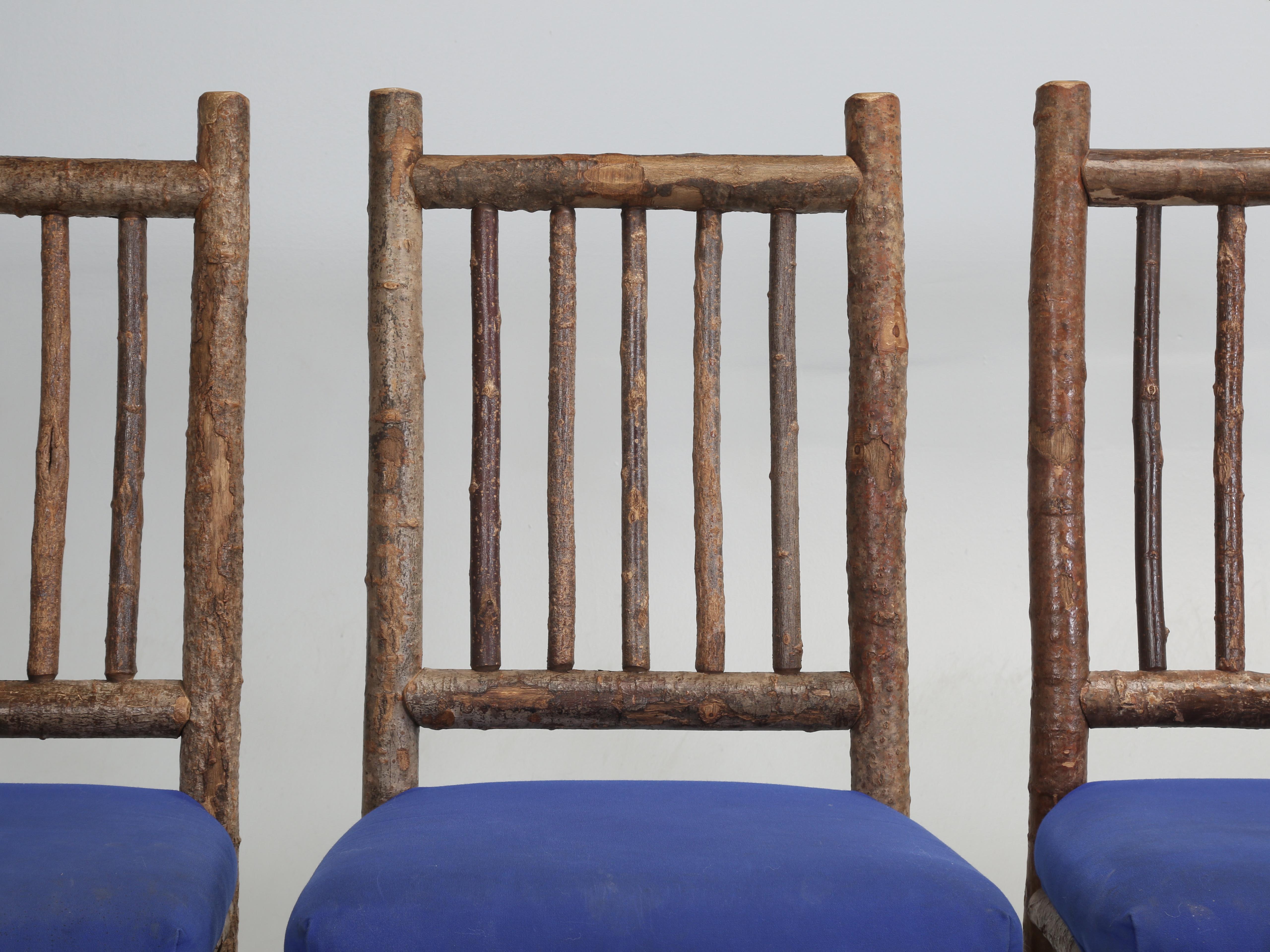 Runder, rustikaler, handgeschnitzter Esstisch aus Eiche (8), passende Stühle, hergestellt in Wisconsin im Angebot 8