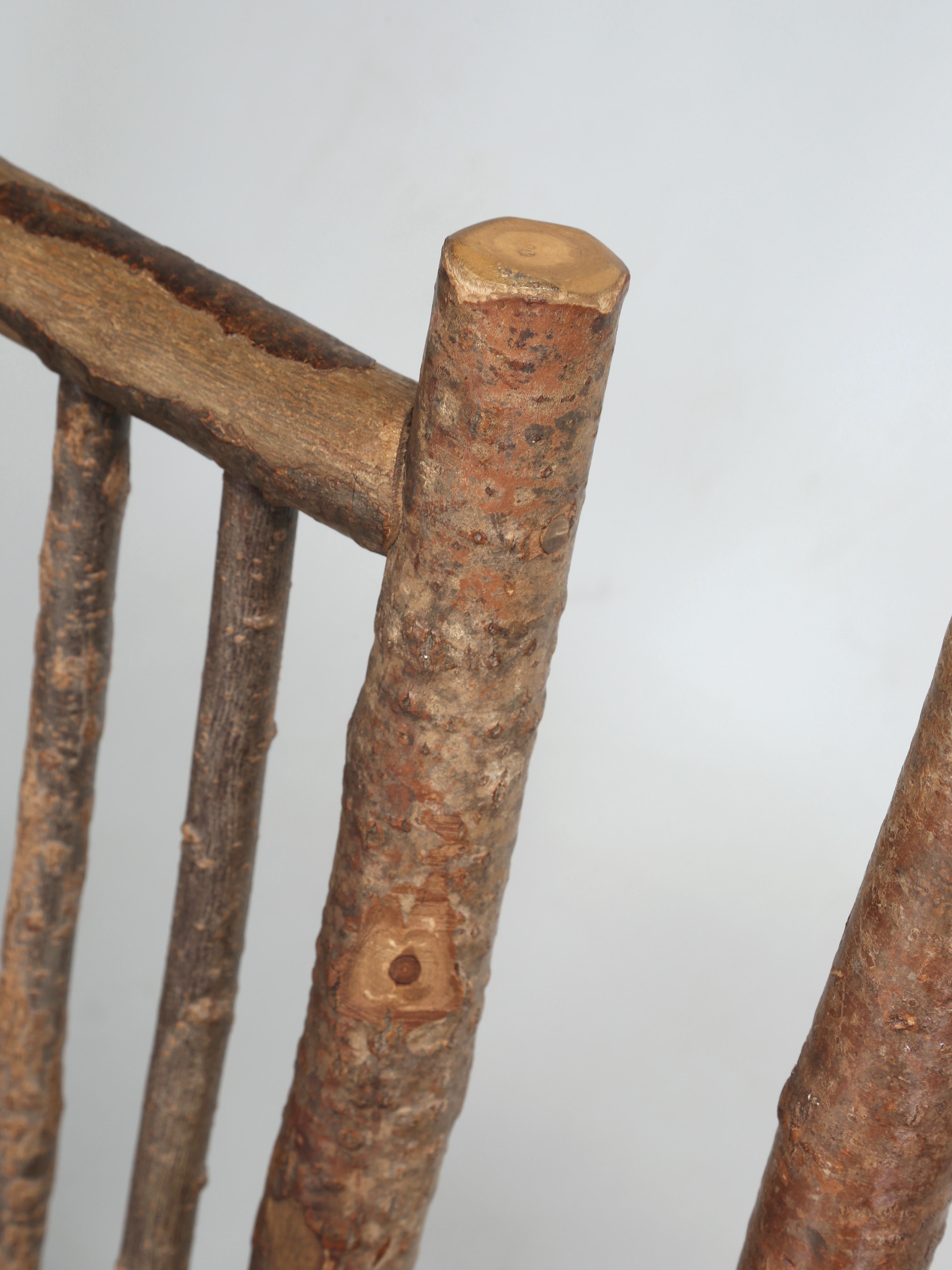 Runder, rustikaler, handgeschnitzter Esstisch aus Eiche (8), passende Stühle, hergestellt in Wisconsin im Angebot 9