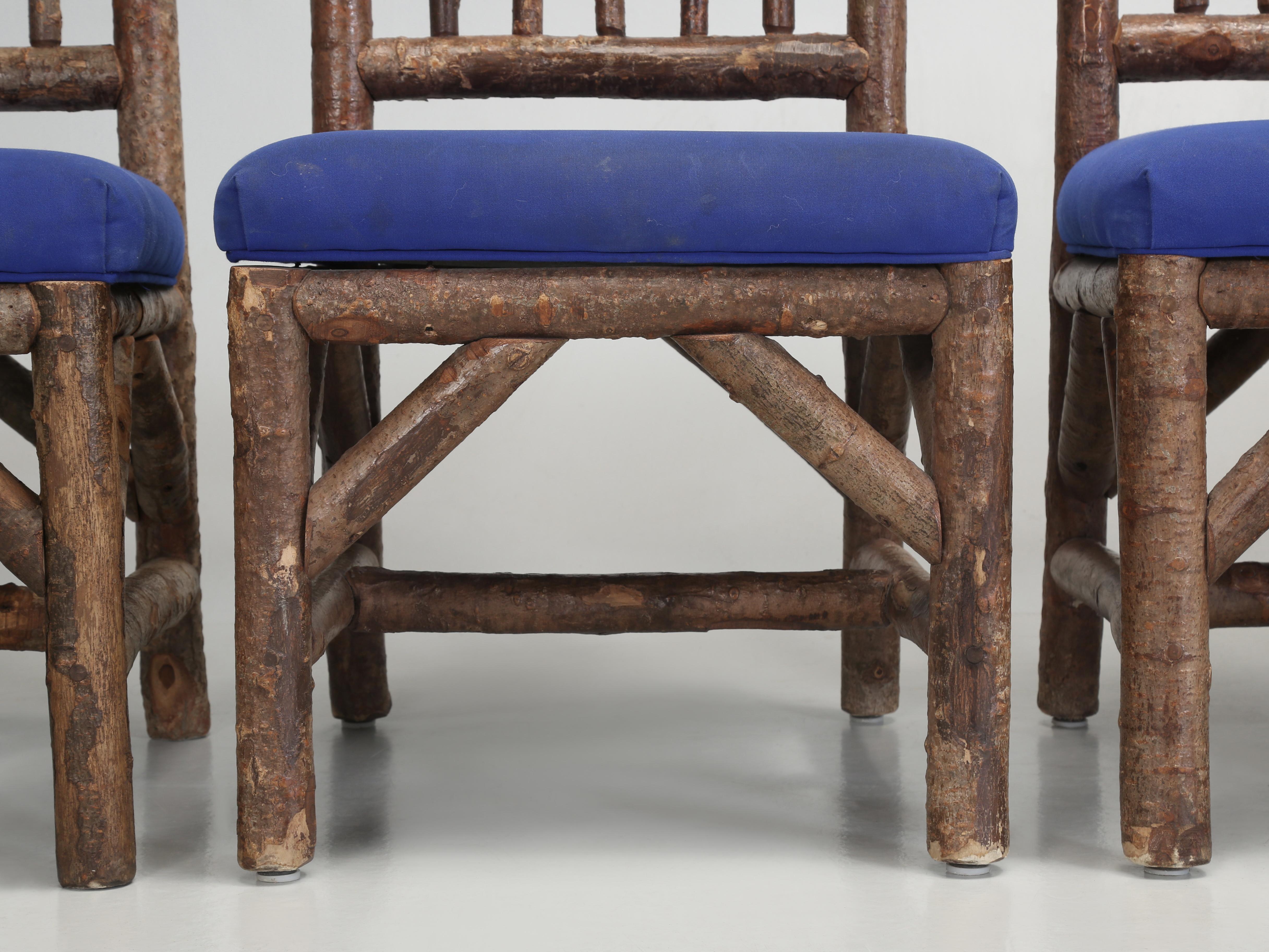 Runder, rustikaler, handgeschnitzter Esstisch aus Eiche (8), passende Stühle, hergestellt in Wisconsin im Angebot 11