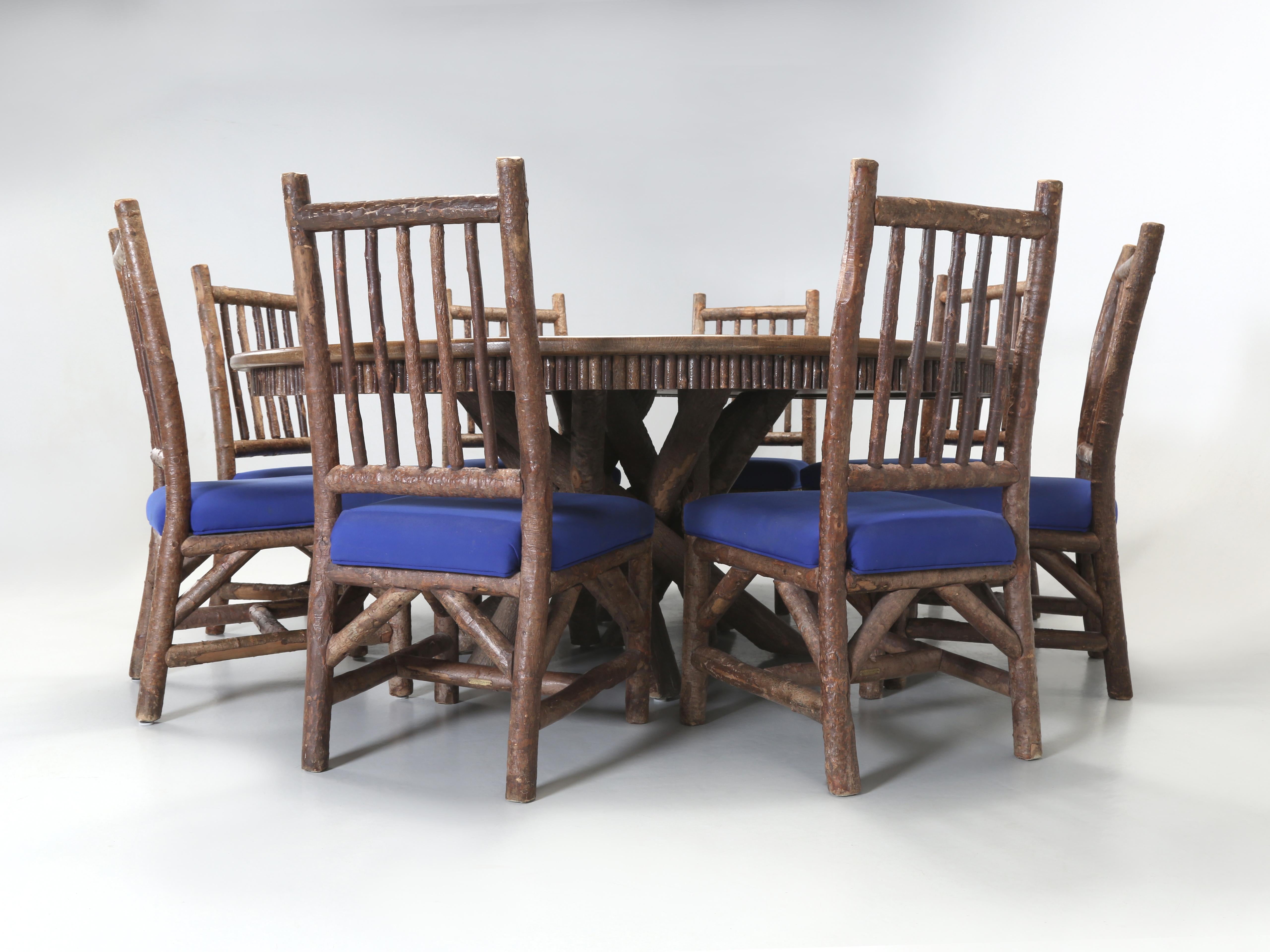 Runder, rustikaler, handgeschnitzter Esstisch aus Eiche (8), passende Stühle, hergestellt in Wisconsin (Rustikal) im Angebot