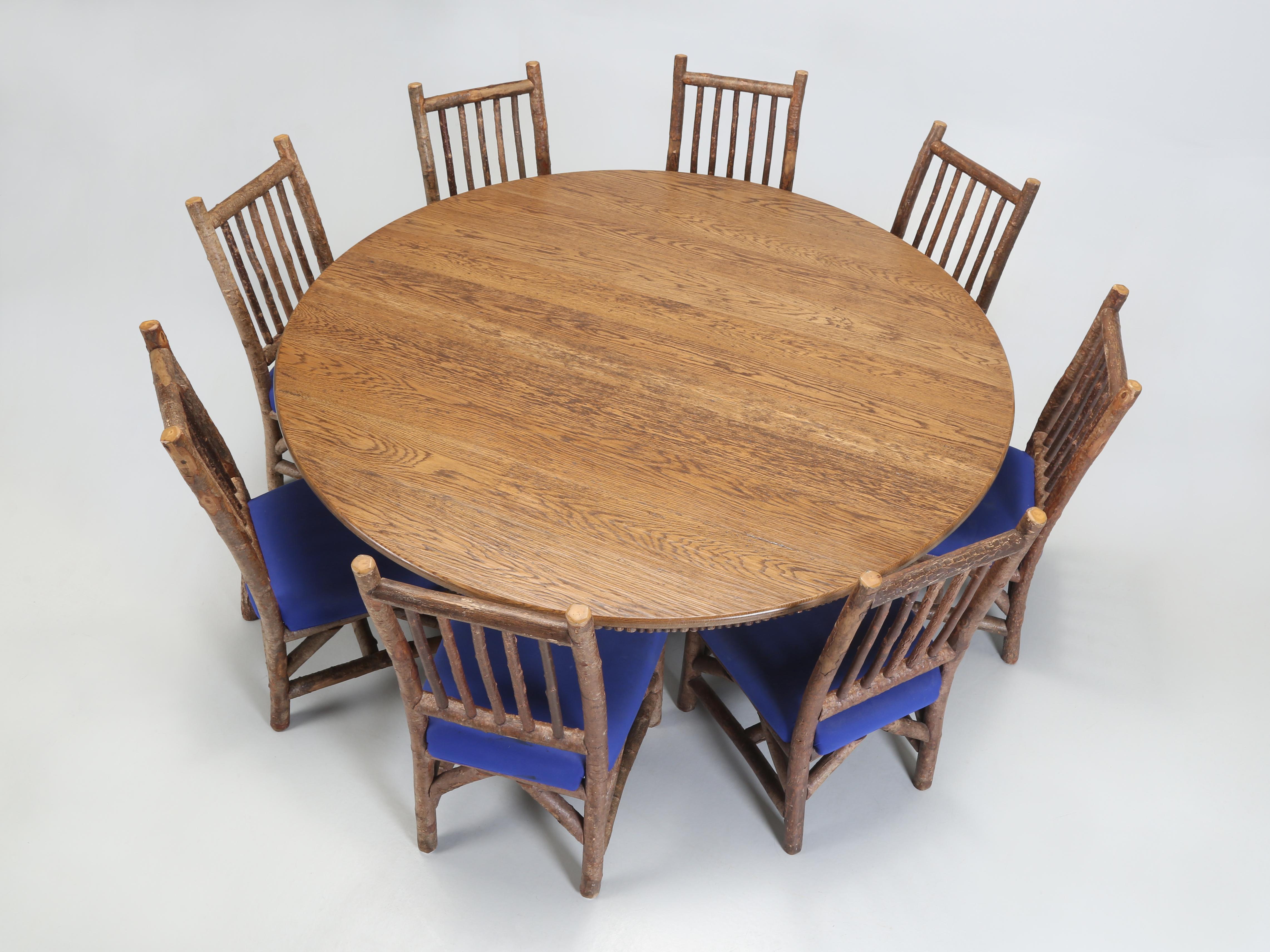 Runder, rustikaler, handgeschnitzter Esstisch aus Eiche (8), passende Stühle, hergestellt in Wisconsin (amerikanisch) im Angebot
