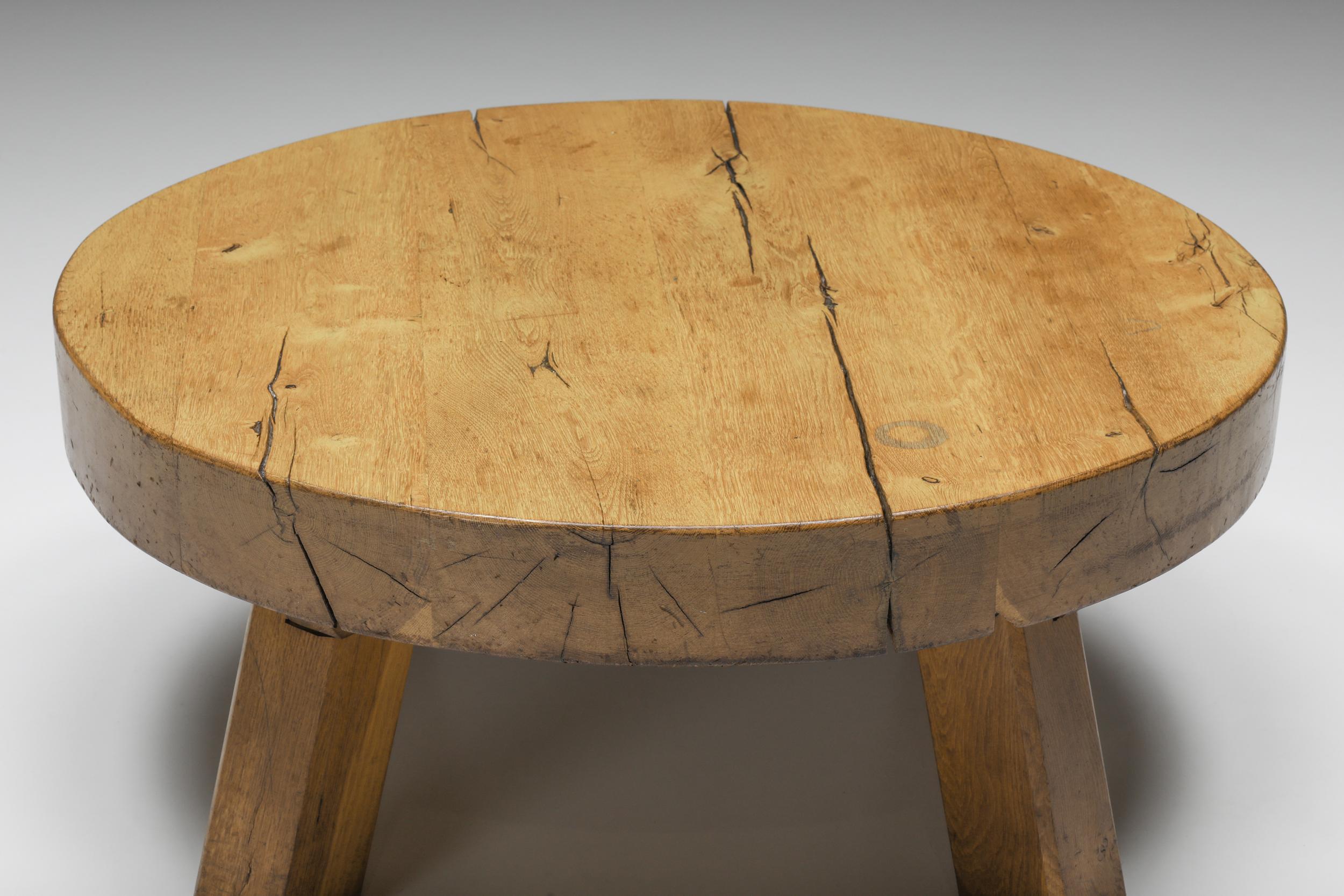 Table basse ronde rustique en bois, France, années 1950 Bon état - En vente à Antwerp, BE