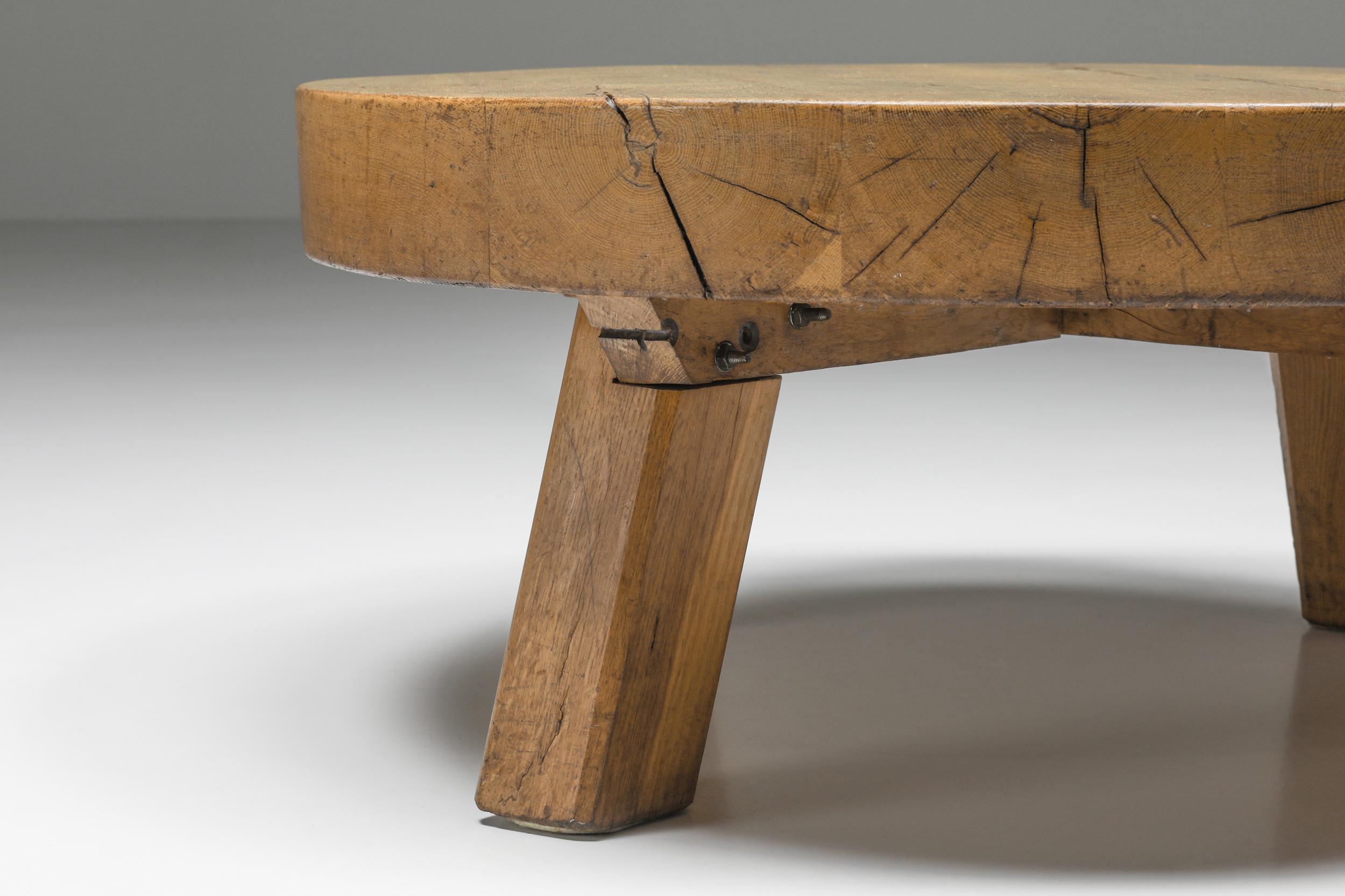 Table basse ronde en bois rustique, France, années 1950 Bon état - En vente à Antwerp, BE