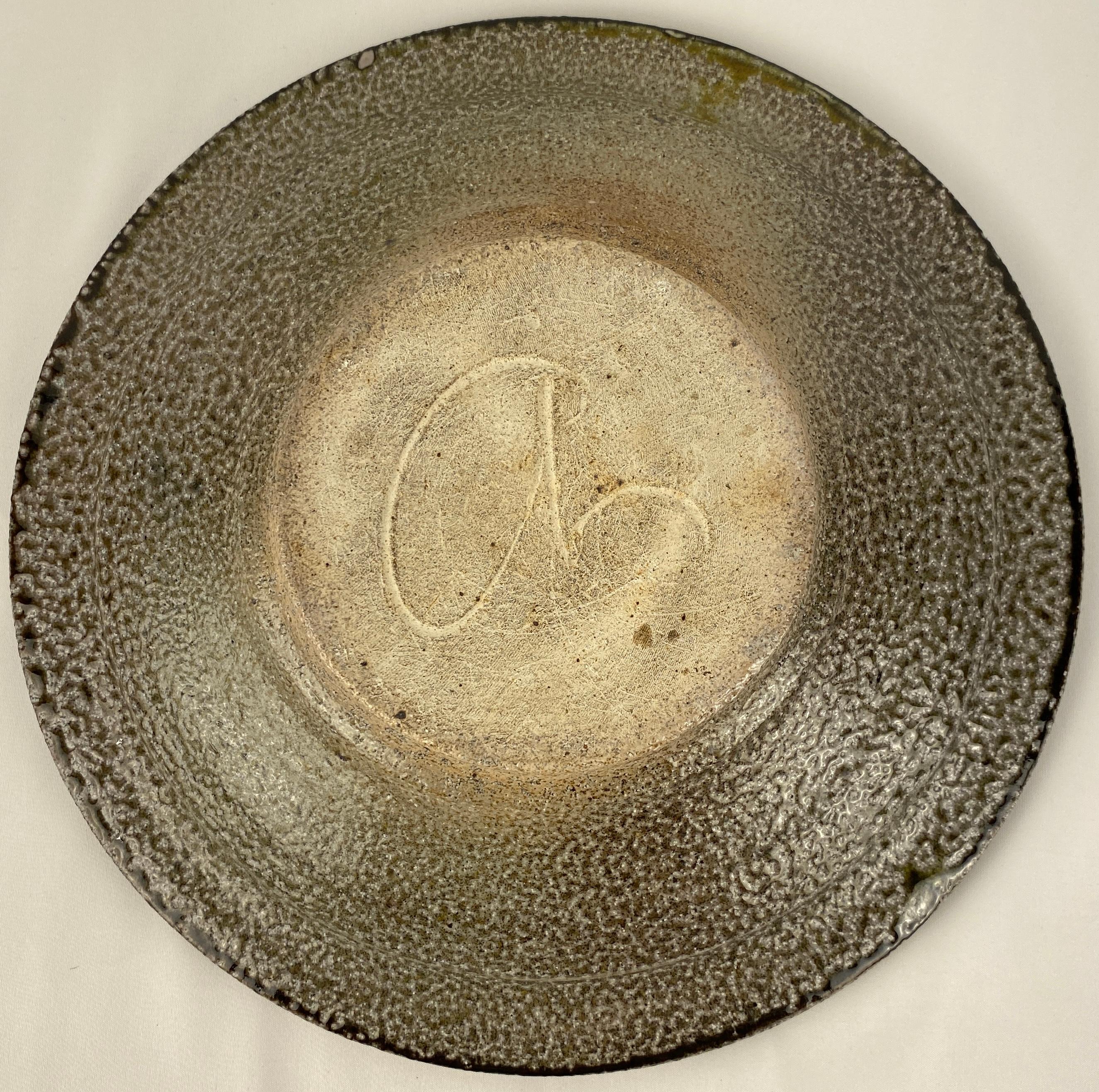 Francese Ciotola rotonda in ceramica con finitura a crepe in stile Saint Clement, firmata in vendita