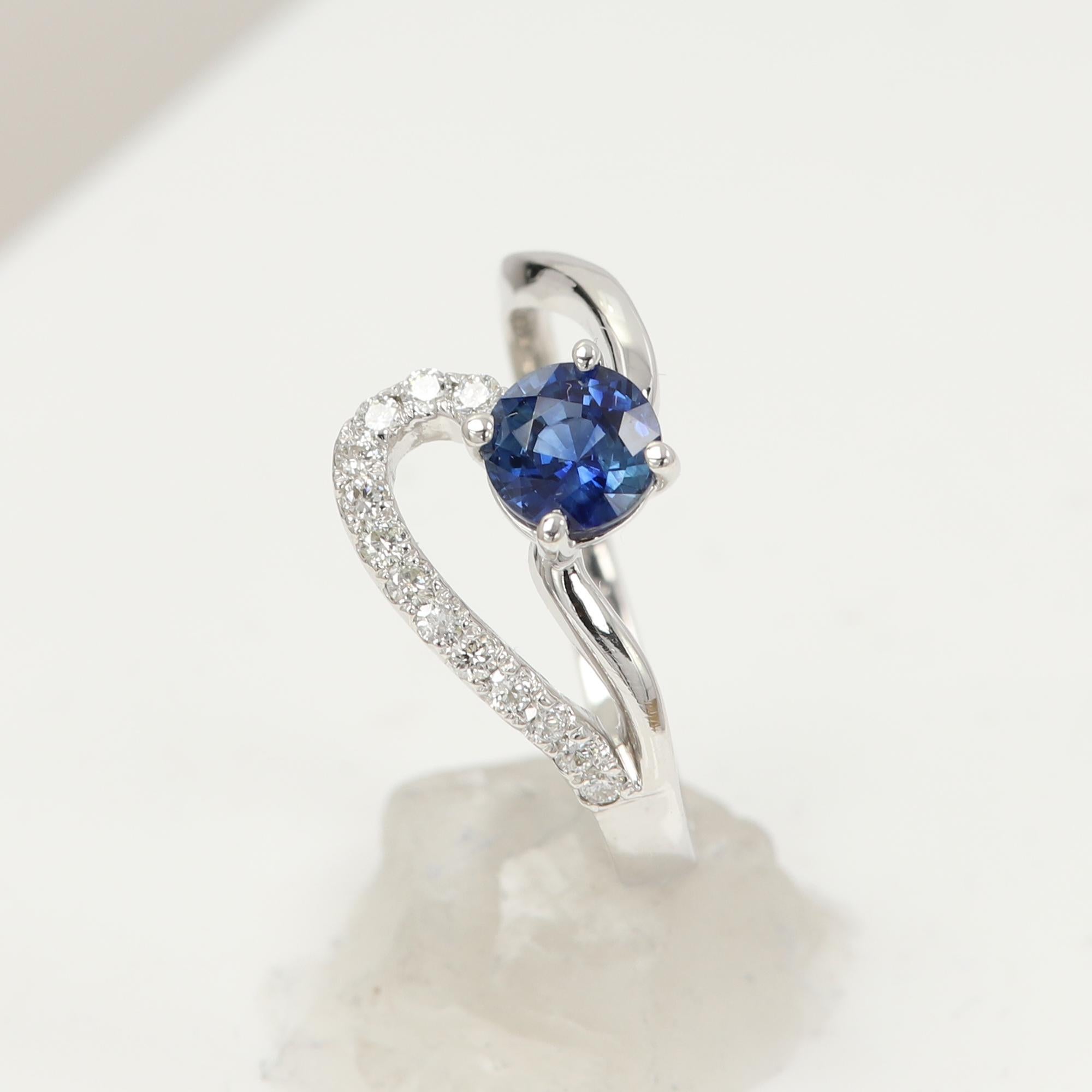 a artistic swirl nature sapphire ring
Round sapphire approx 1.0 carat (6.00 mm)
14k white gold approx 4.5 grams
small natural diamonds on the side approx 0.30 carat  H-SI
Sapphire is a clean good brilliant on the darker side with hues of sparkle