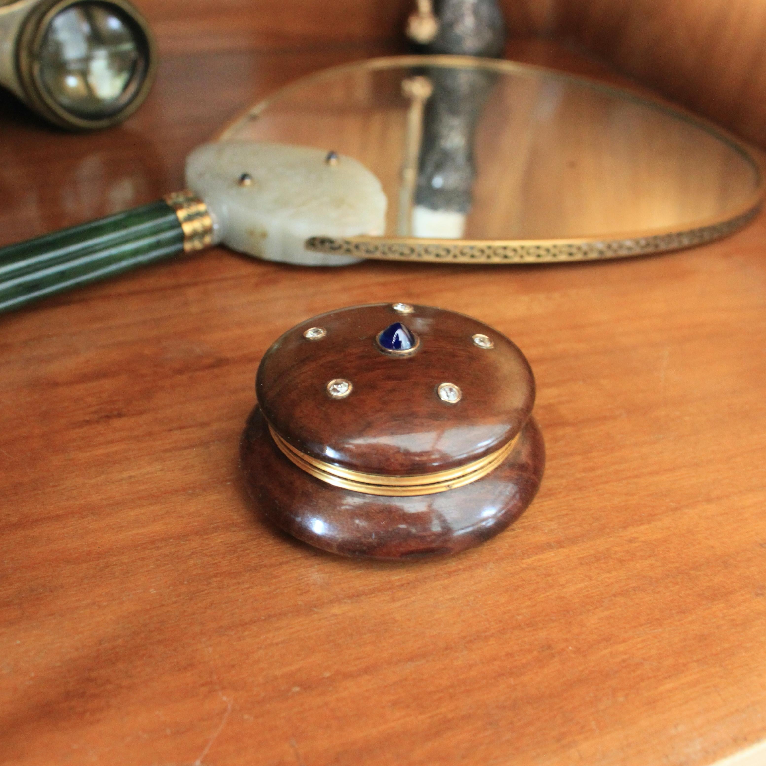 Boîte à pilules en saphir rond, diamant et Wood, vers 1900 en vente 2