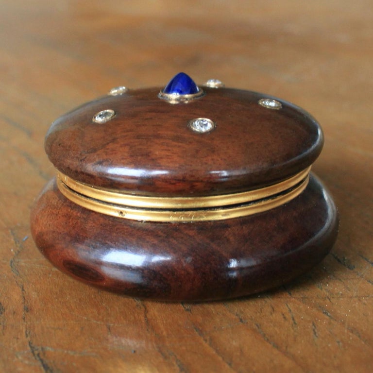 Round Sapphire Diamond and Wood Pillbox, circa 1900 For Sale 3