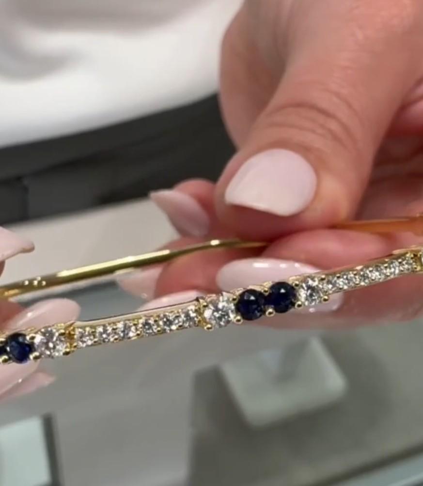 Taglio rotondo Bracciale con diamanti e zaffiri in oro giallo 18 carati in vendita